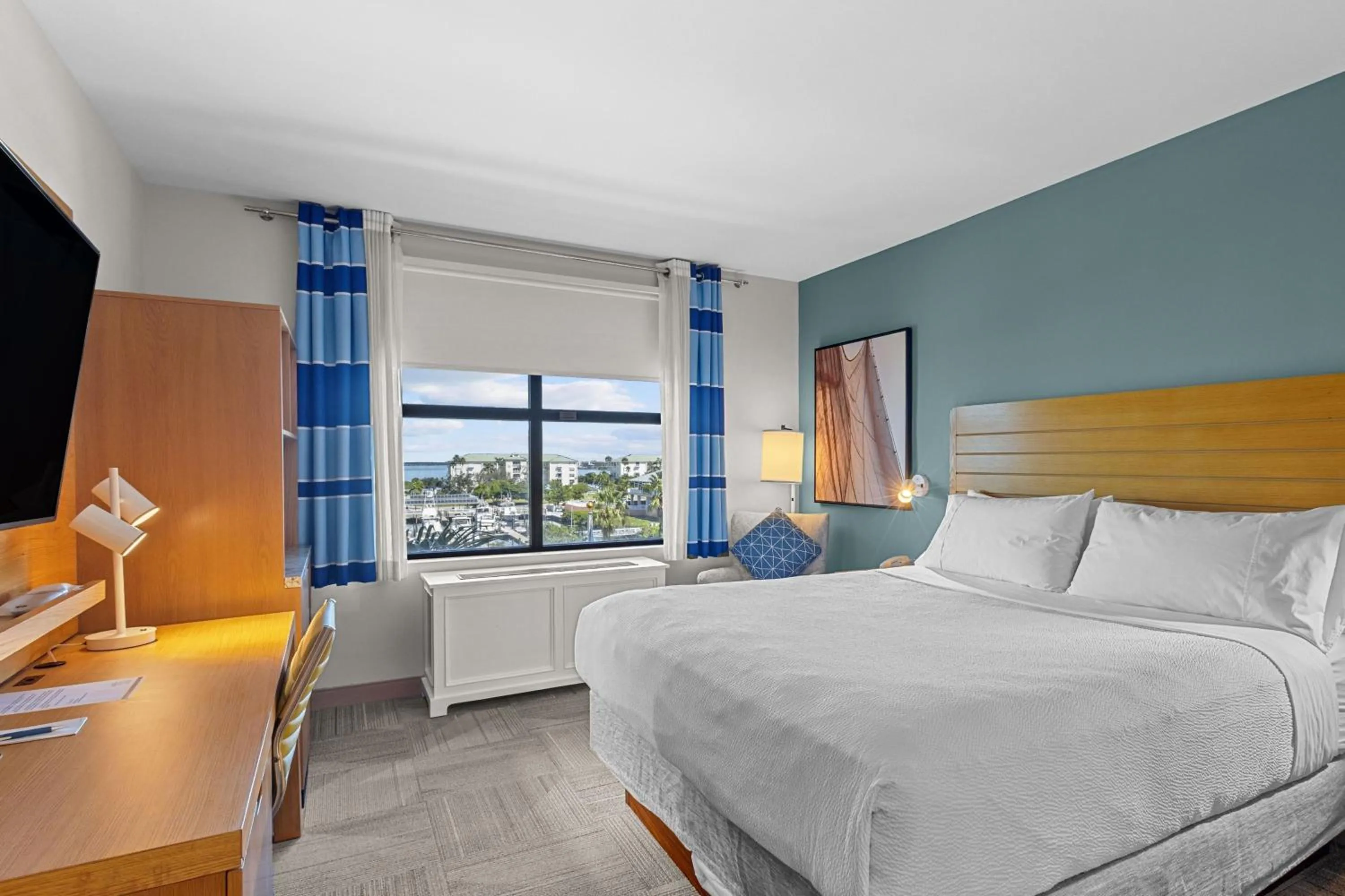 Photo of the whole room, Bed in Four Points by Sheraton Punta Gorda Harborside