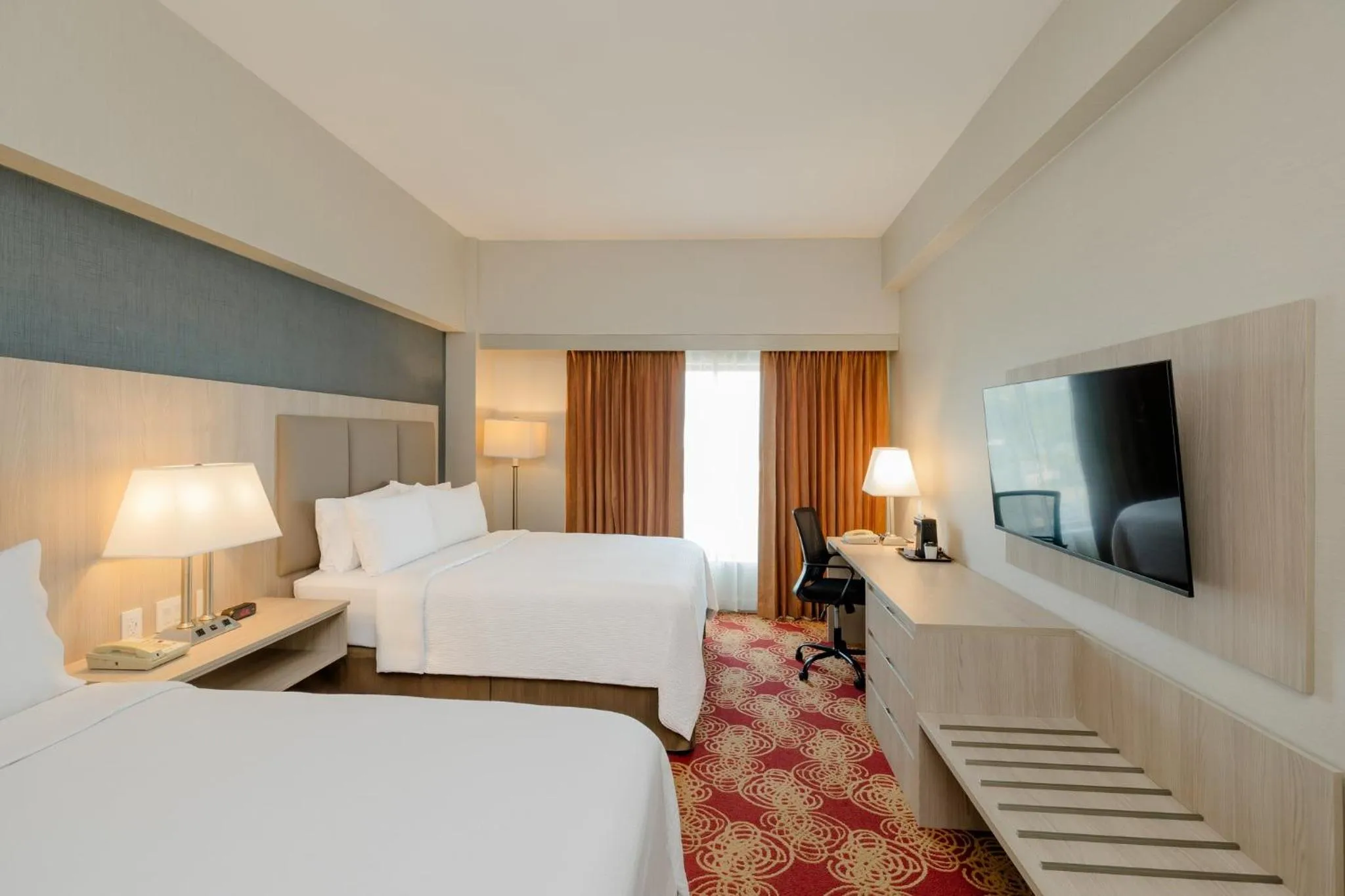 Photo of the whole room, Bed in Holiday Inn Convention Center by IHG