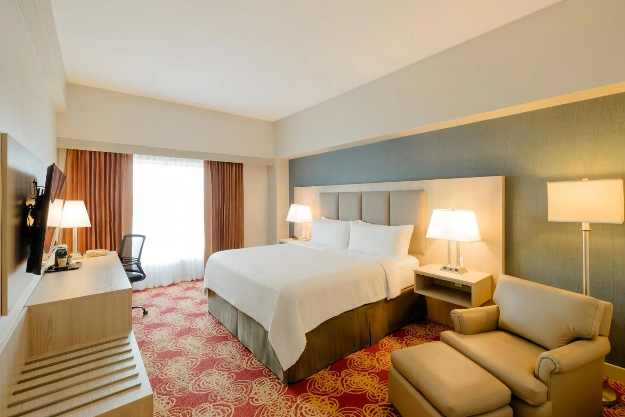 Photo of the whole room, Bed in Holiday Inn Convention Center by IHG