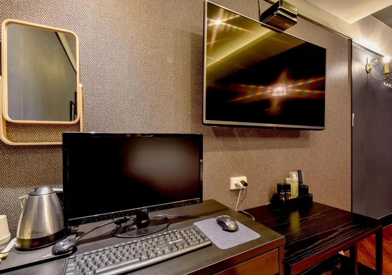 TV/Entertainment Center in French code Hotel