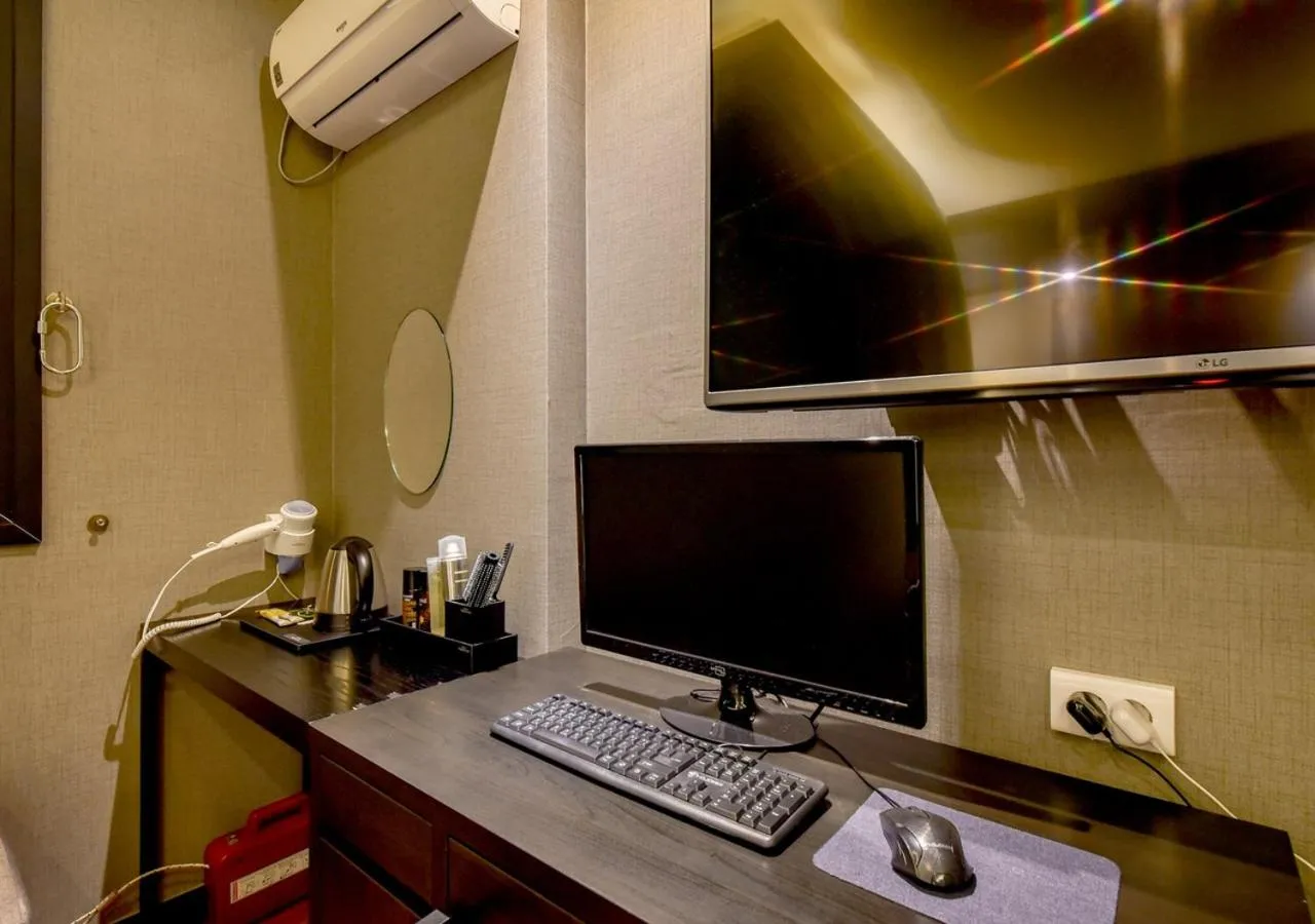 TV/Entertainment Center in French code Hotel