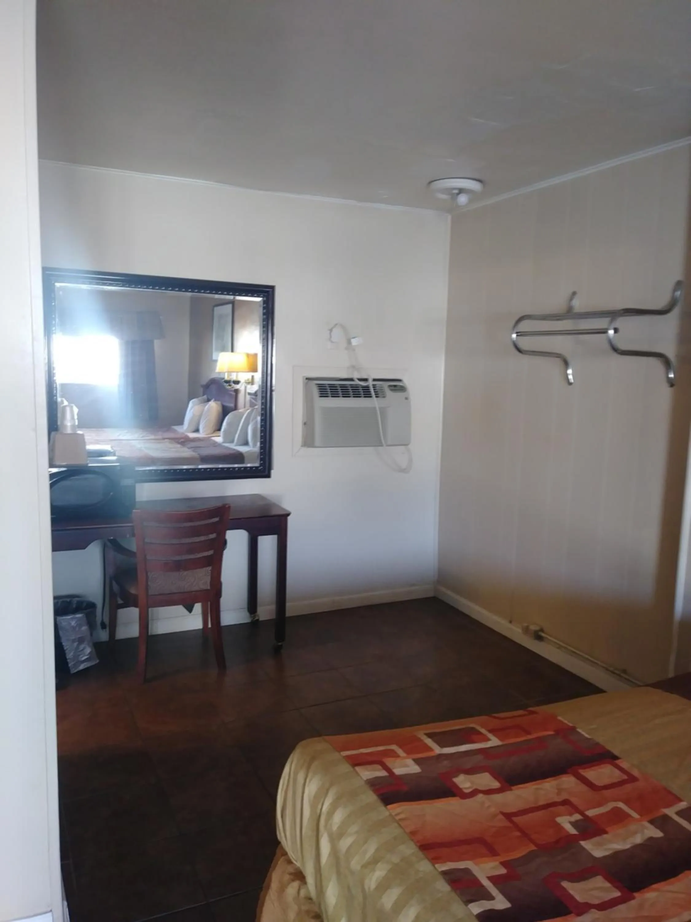 Seating area, Bed in Garden Inn & Suites New Braunfels