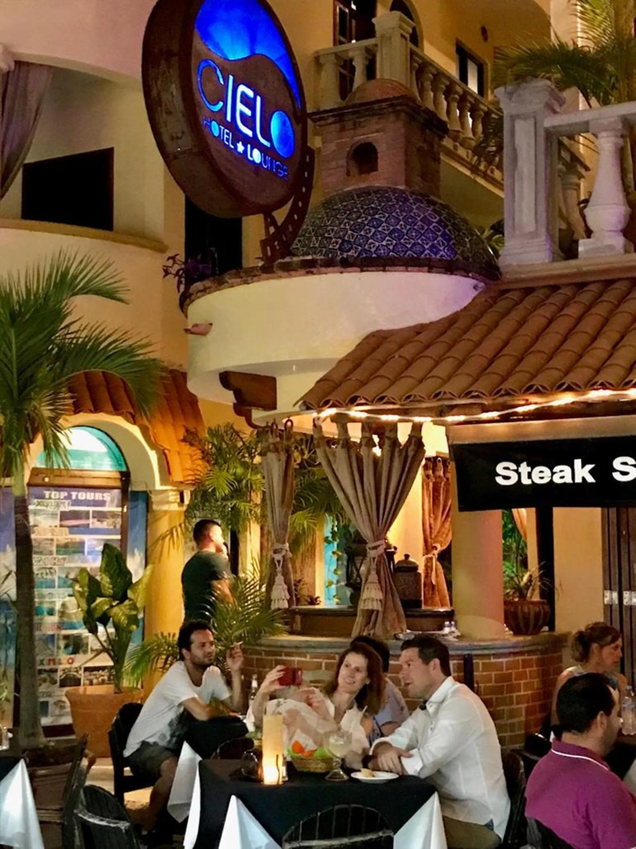 Restaurant/places to eat in Hotel Cielo