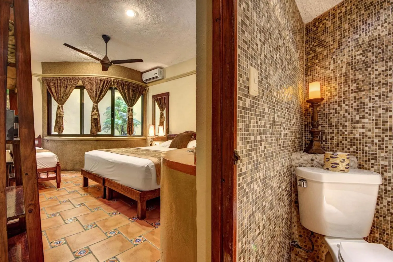 Toilet, Bed in Hotel Cielo