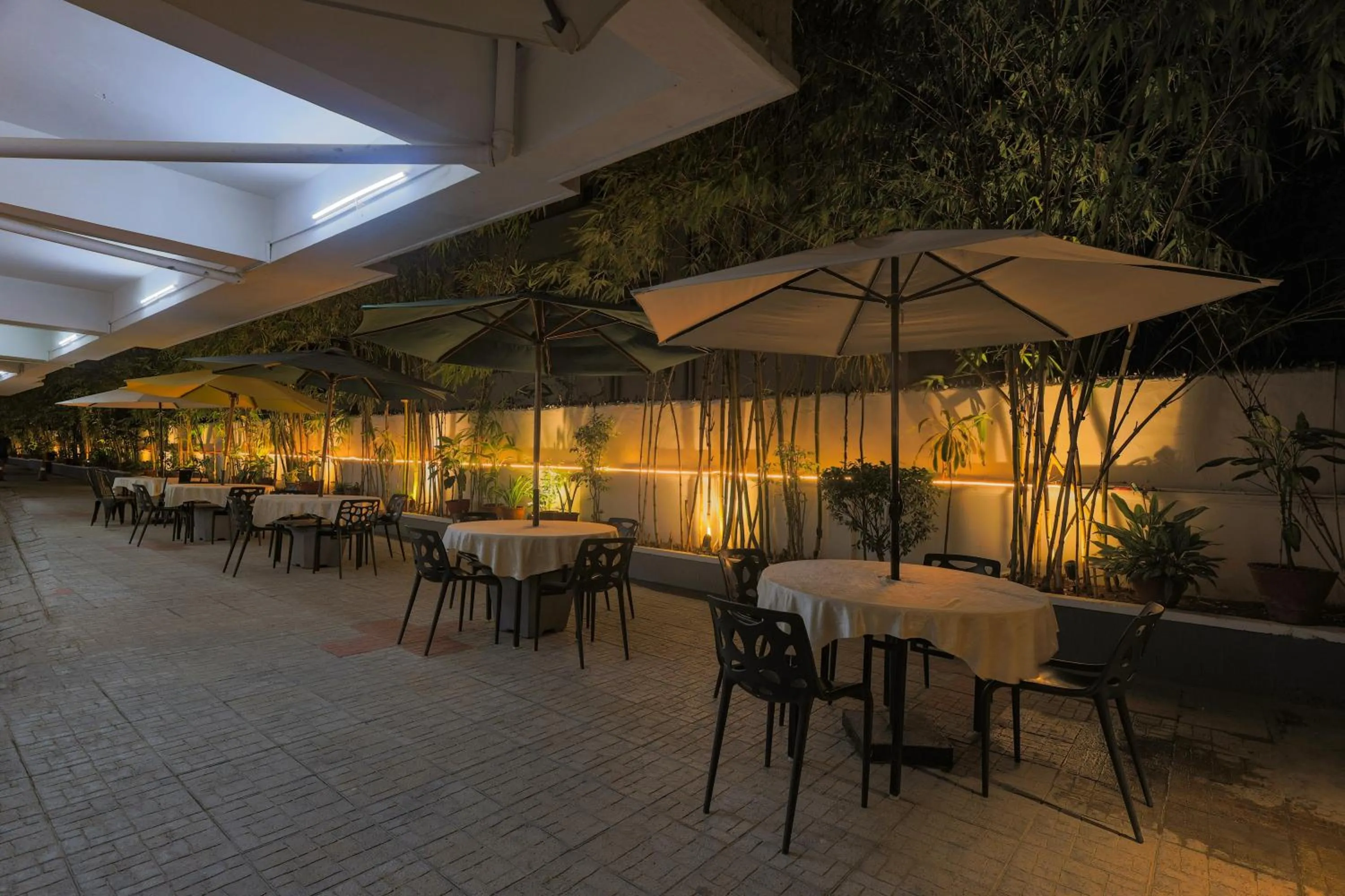 Restaurant/places to eat in Hotel Athome & Serviced Apartments by Deccan Serai Hotels