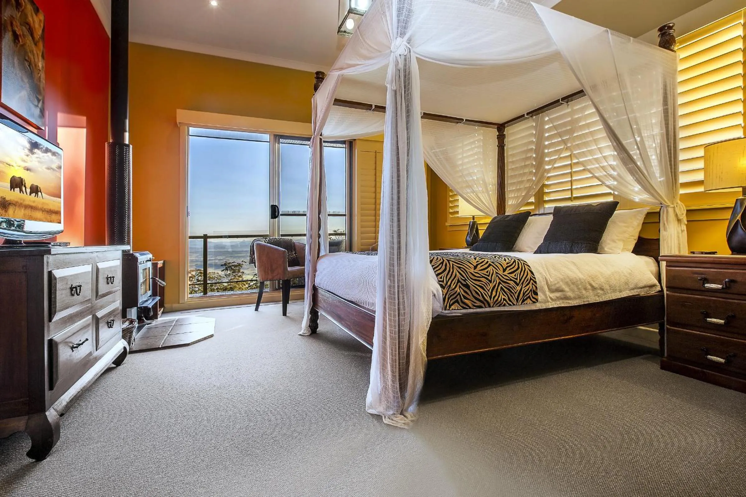 Bed in Avocado Sunset Bed & Breakfast