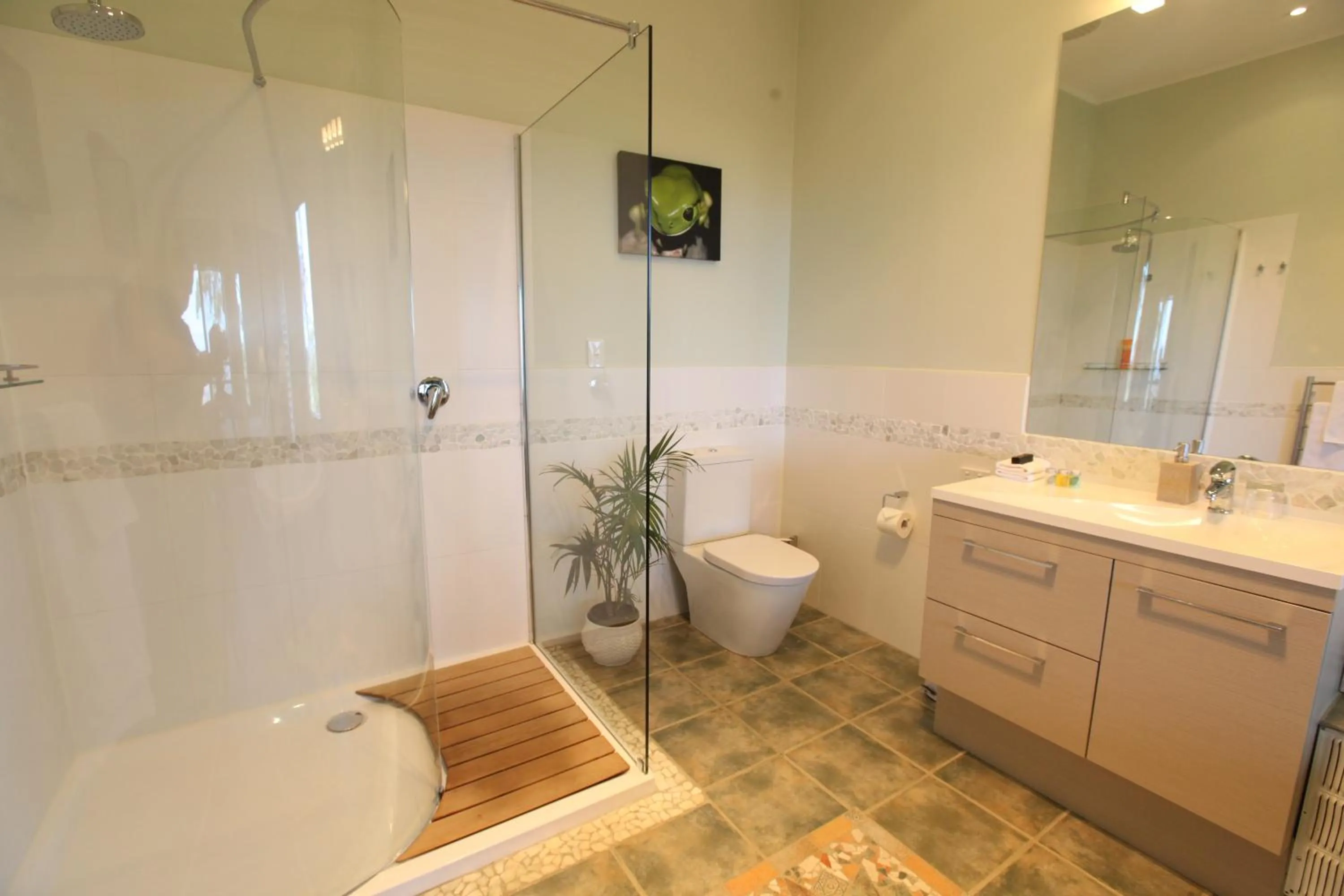 Bathroom in Avocado Sunset Bed & Breakfast