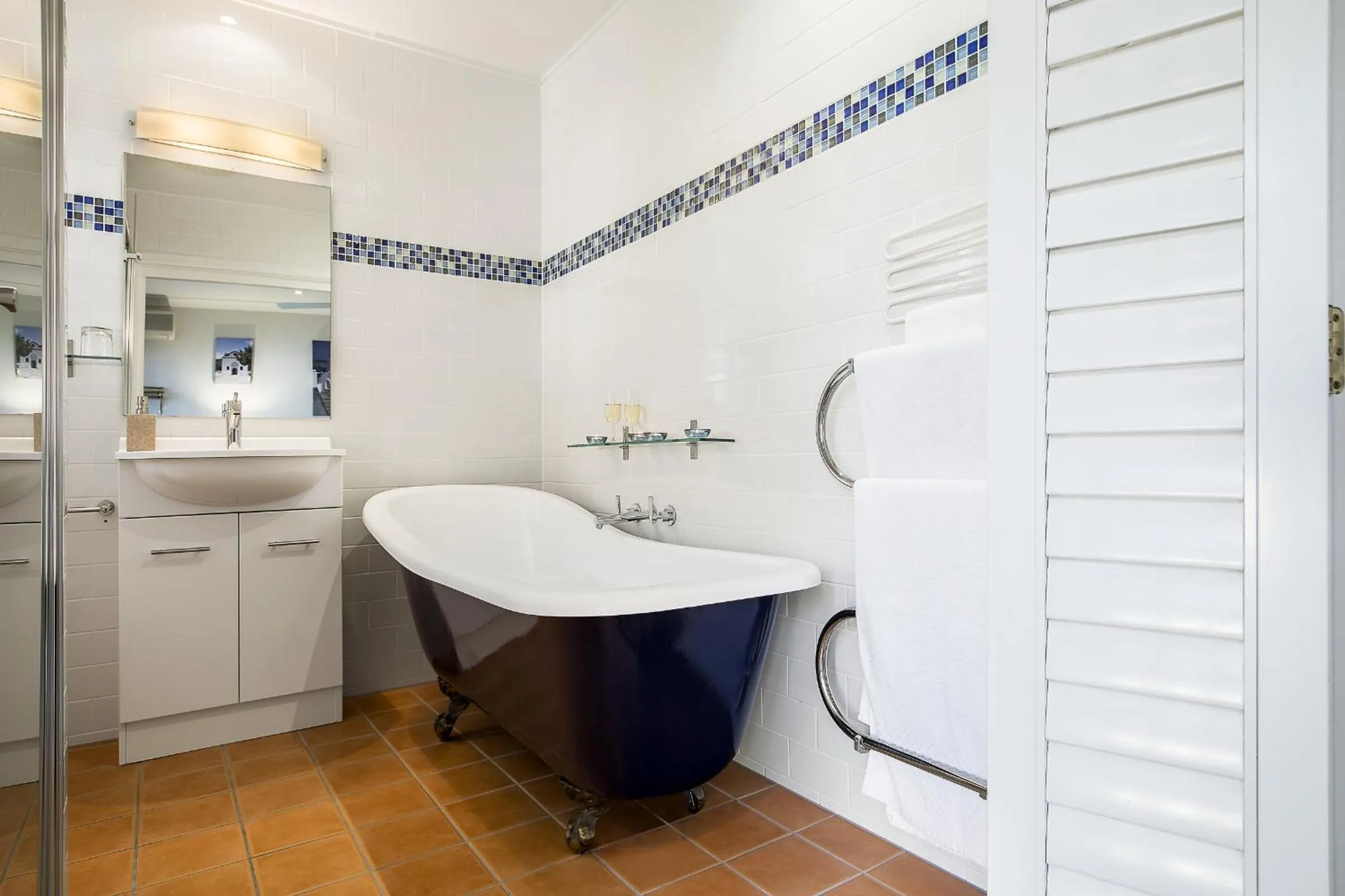 Bathroom in Avocado Sunset Bed & Breakfast