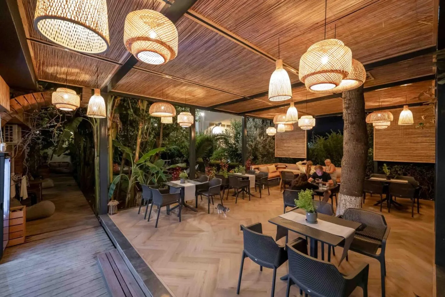 Restaurant/places to eat in Villa Green Garden