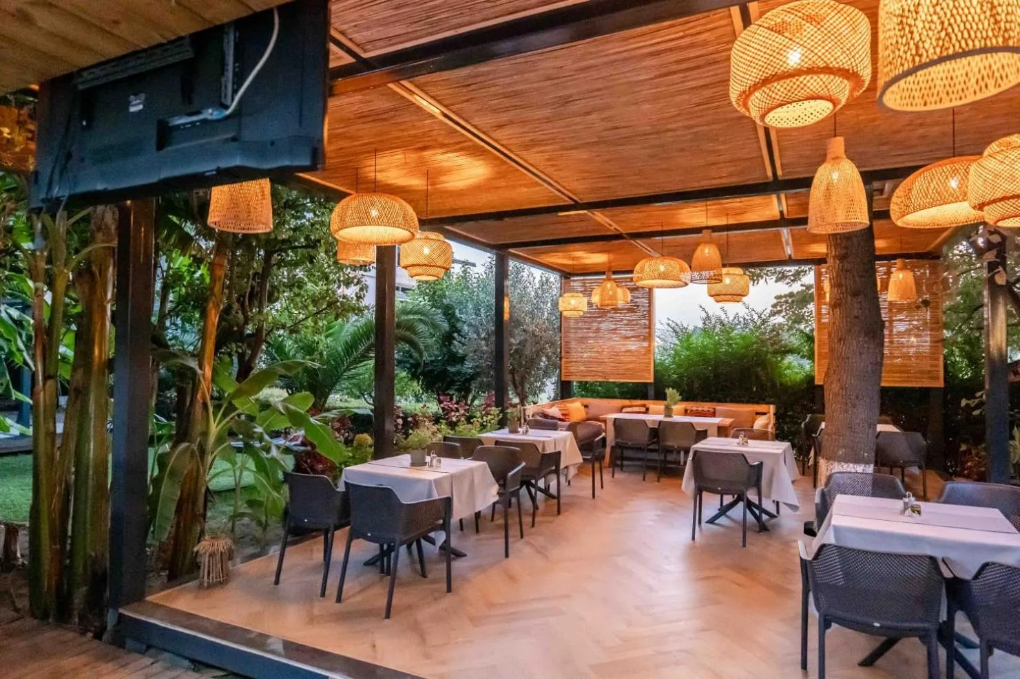 Restaurant/places to eat in Villa Green Garden