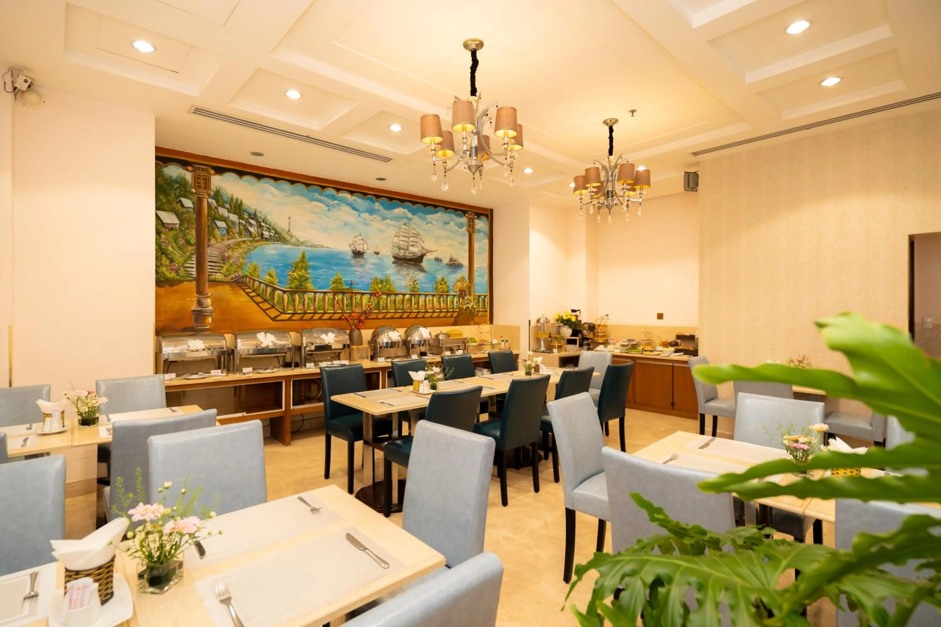 Restaurant/places to eat in Cap Town Hotel