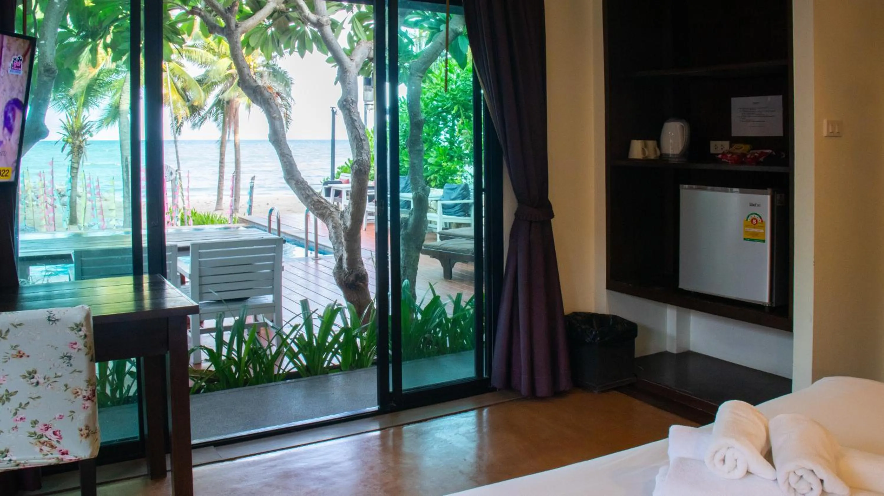 Pool view, Bed in Chidlom Resort