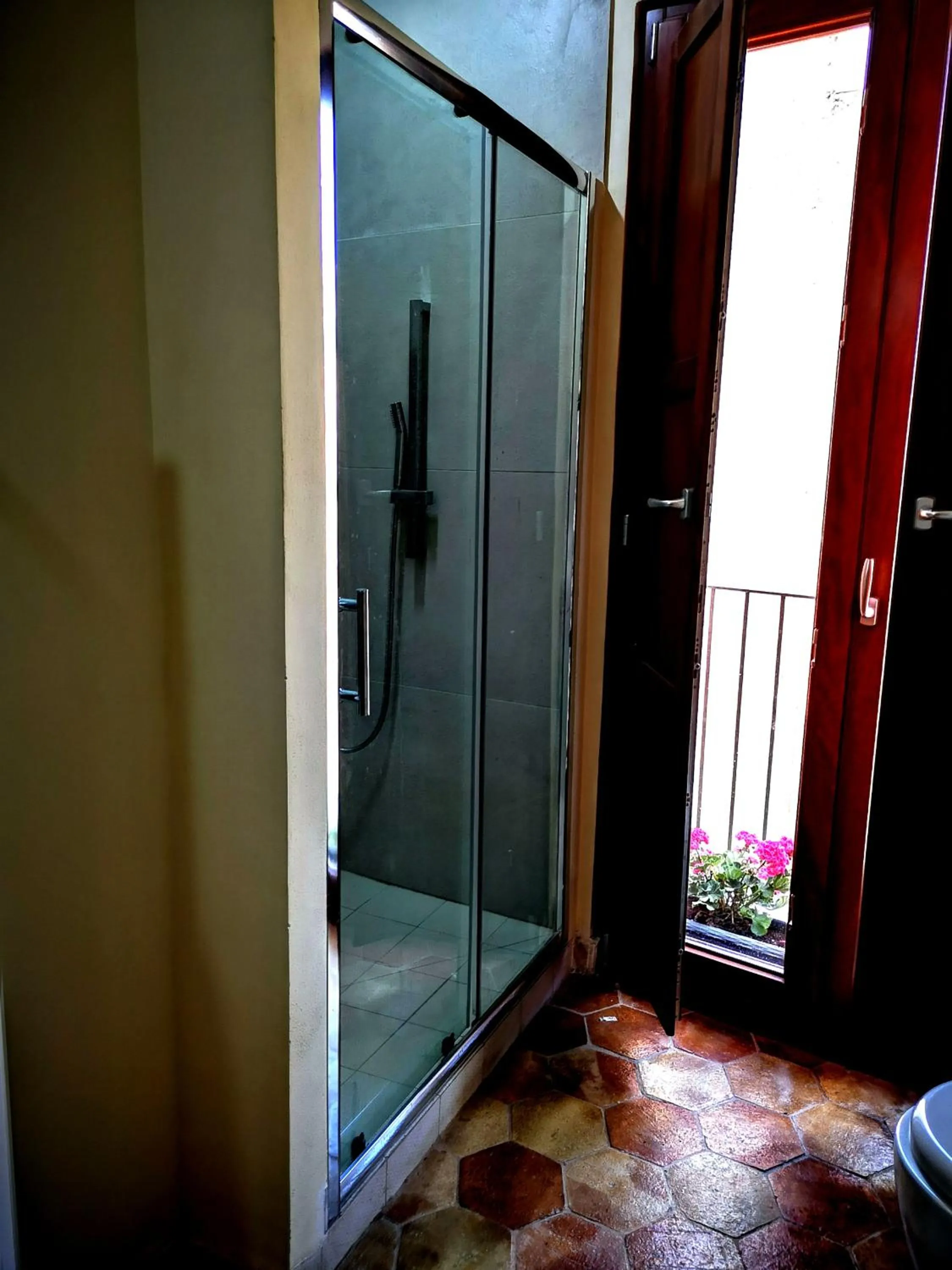 Shower in Aljama - Downtown B&B