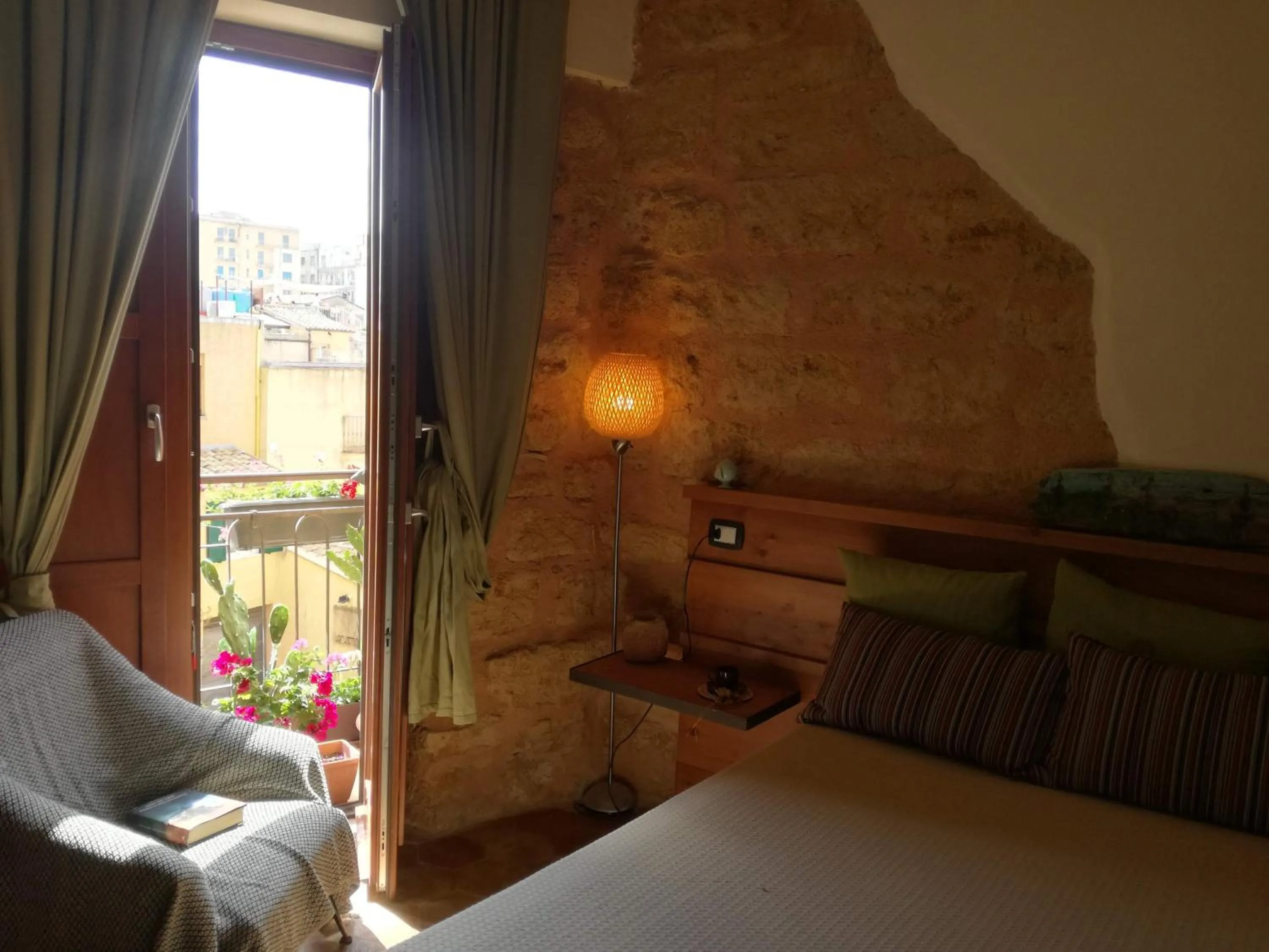 Balcony/Terrace, Bed in Aljama - Downtown B&B