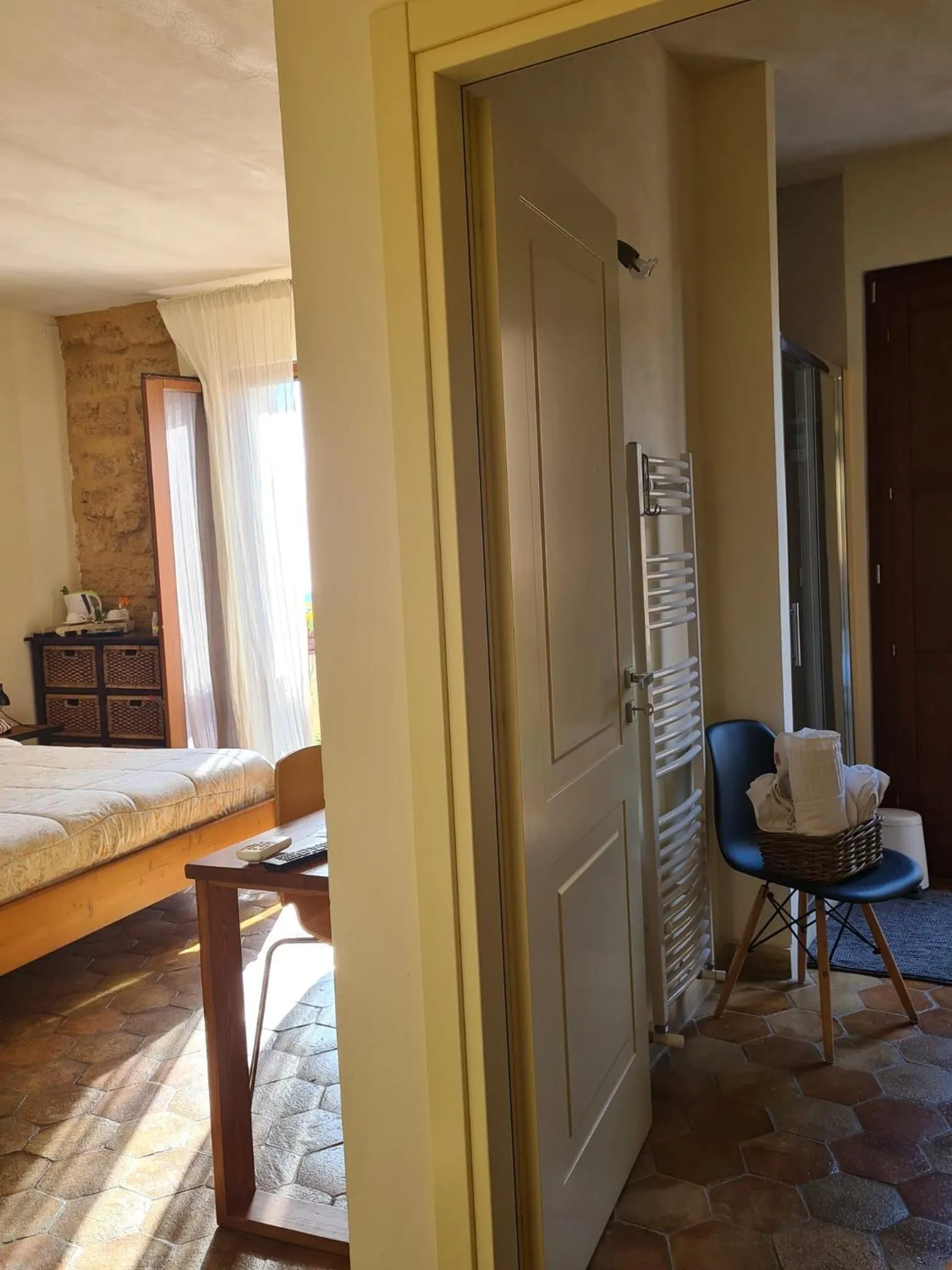 Bathroom, Bed in Aljama - Downtown B&B