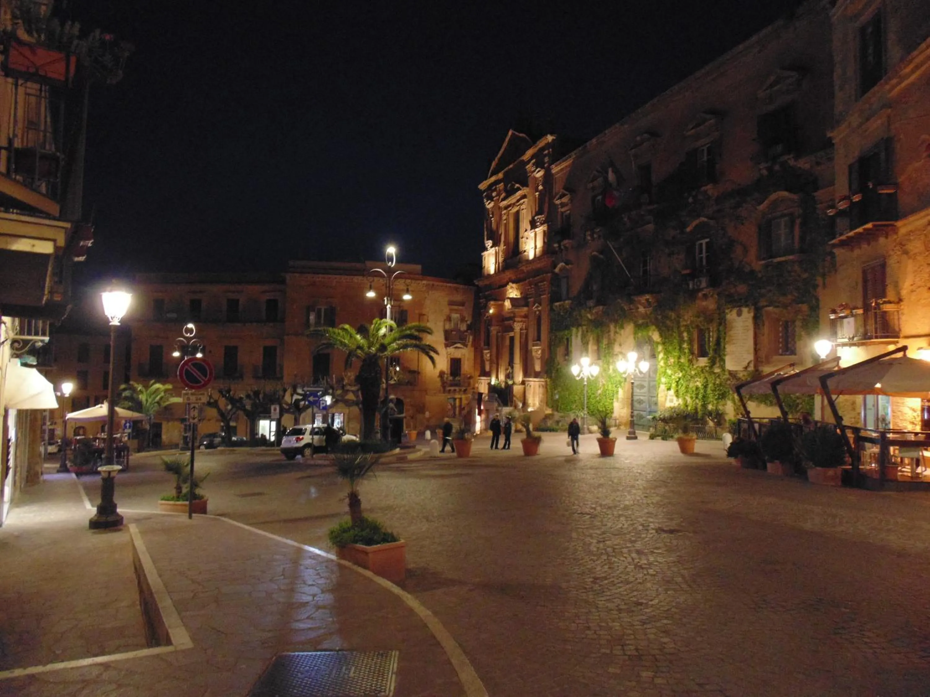 Evening entertainment in Aljama - Downtown B&B