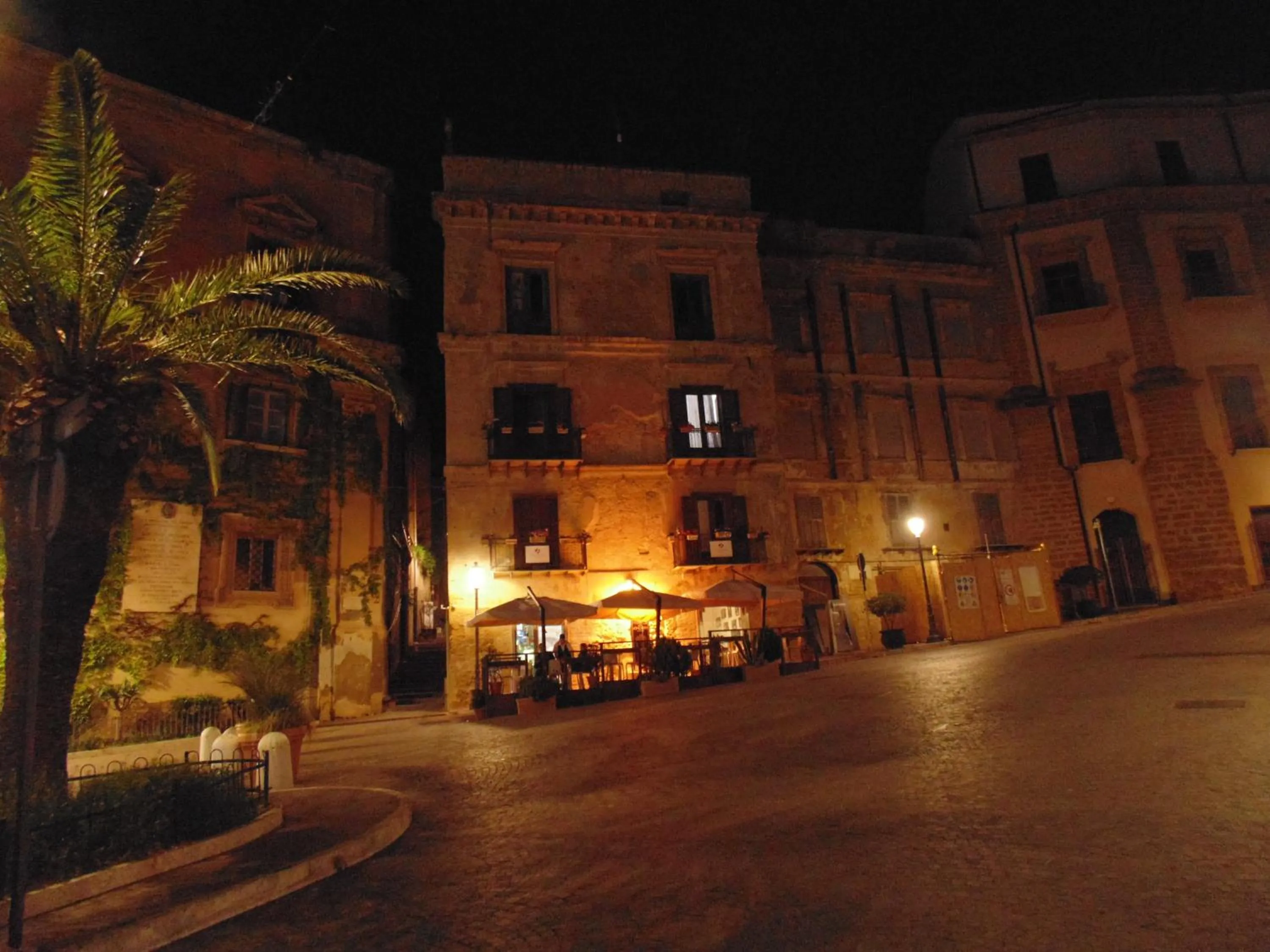 Evening entertainment in Aljama - Downtown B&B