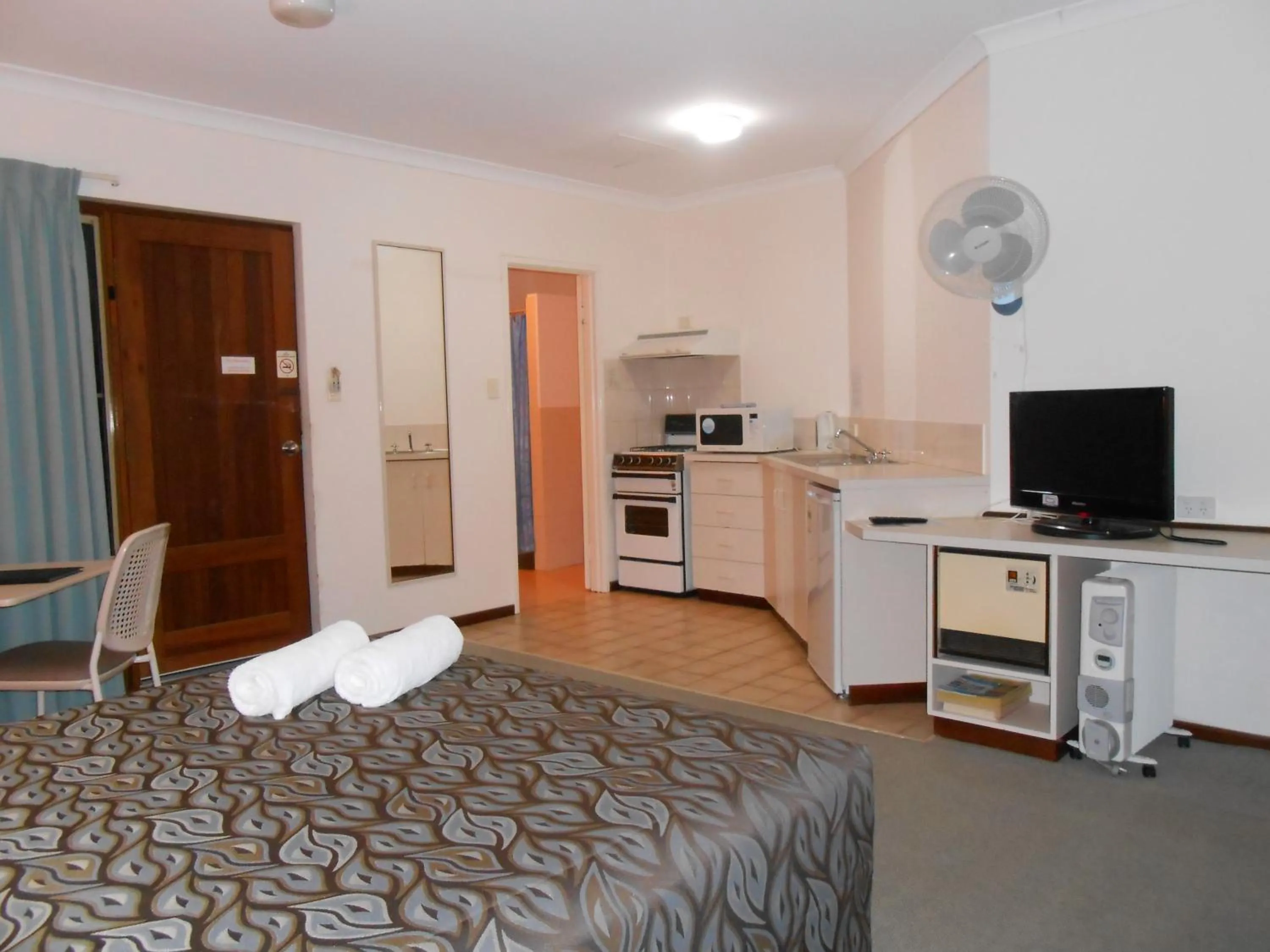 Kitchen or kitchenette, Bed in Augusta's Georgiana Molloy Motel