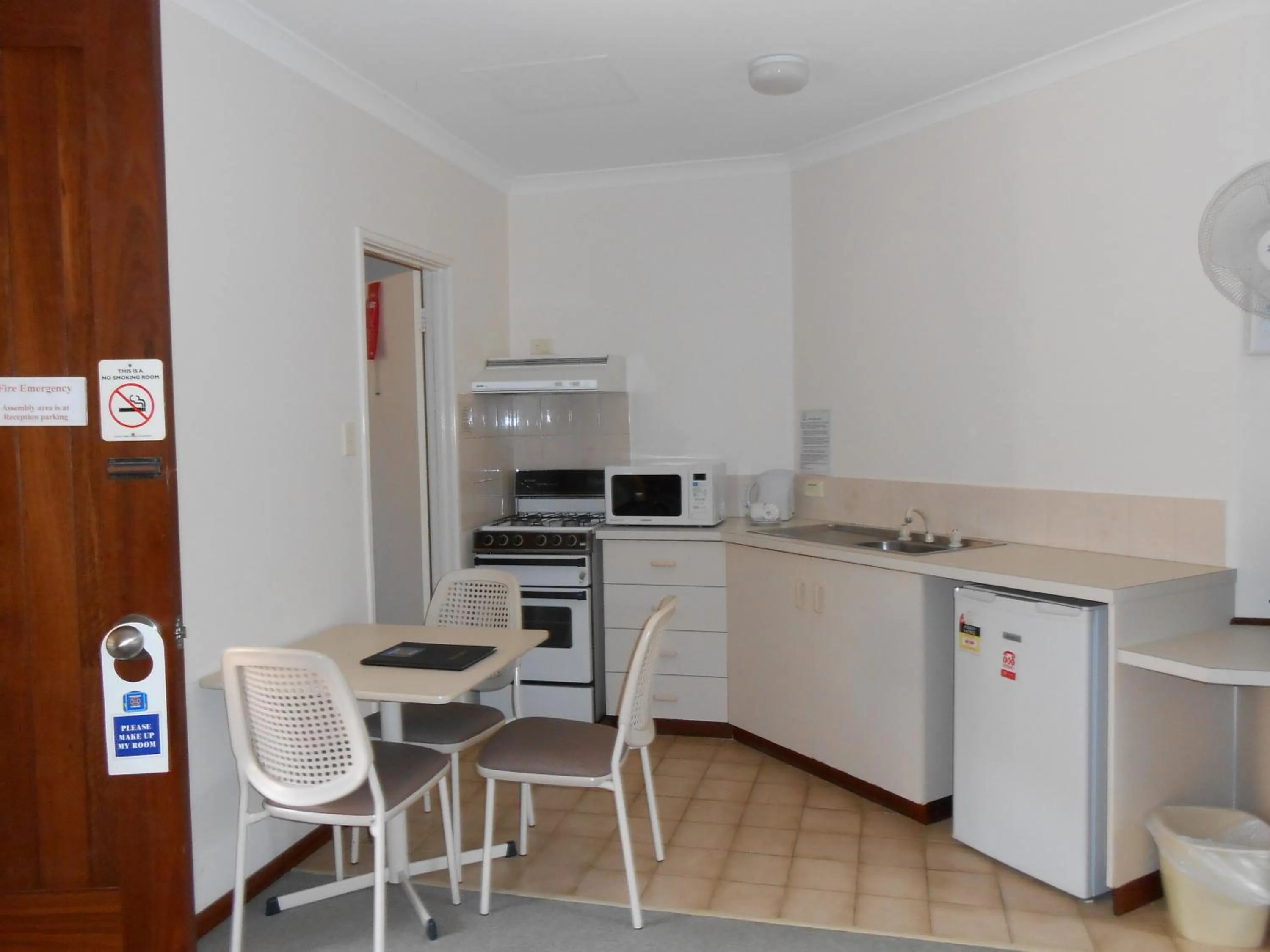 Kitchen or kitchenette in Augusta's Georgiana Molloy Motel