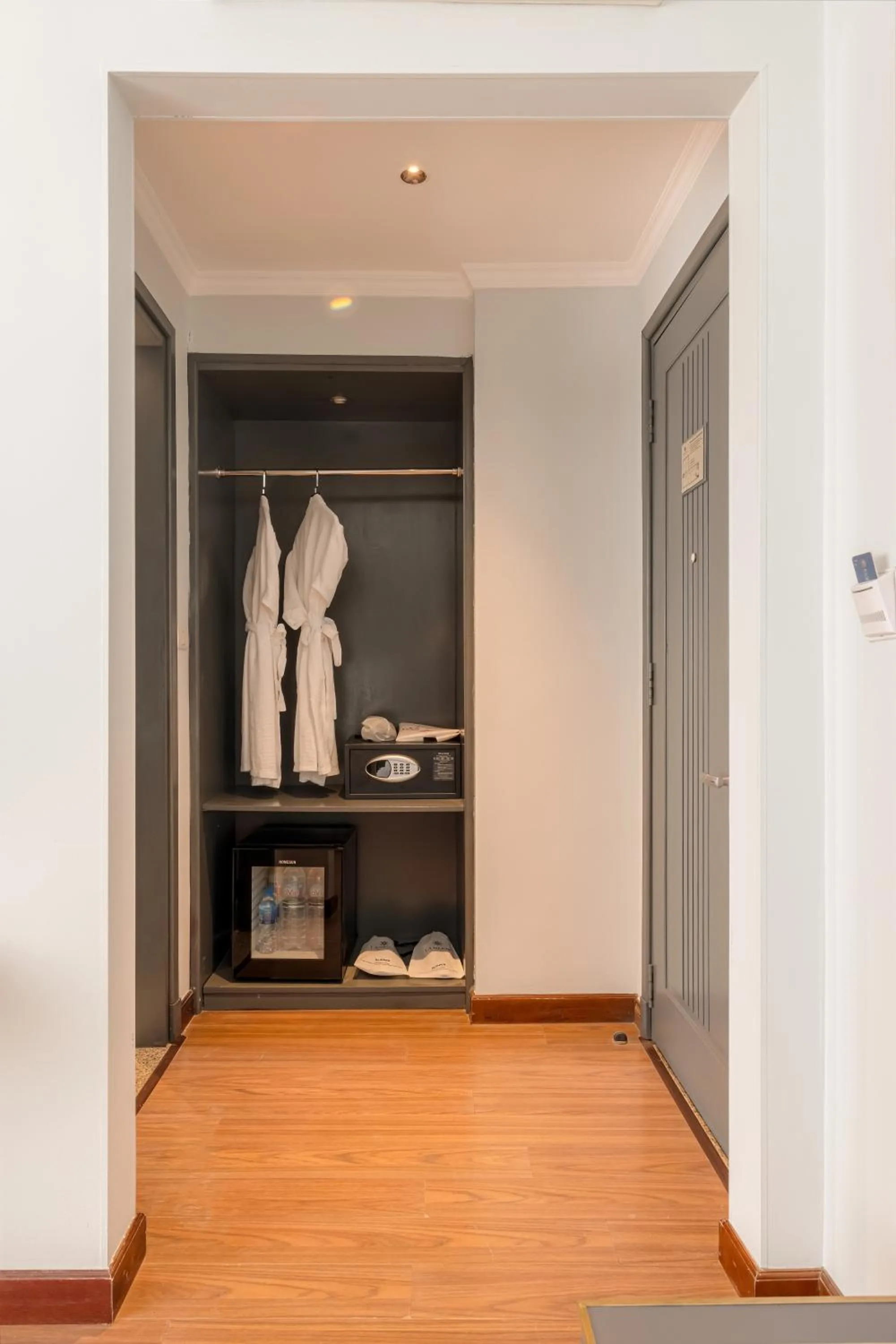 wardrobe in La Mejor Hotel & Sky Bar