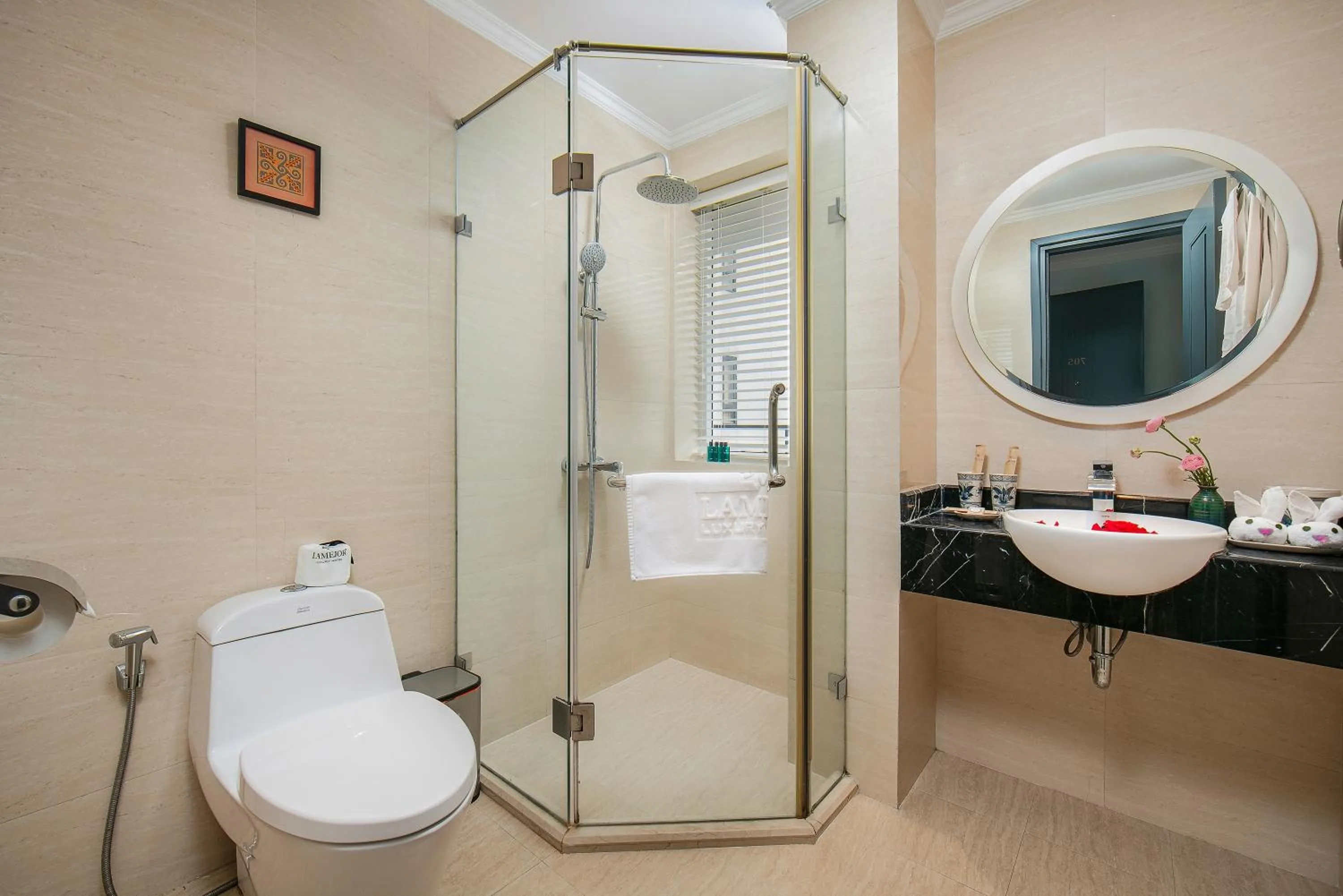 Shower in La Mejor Hotel & Sky Bar