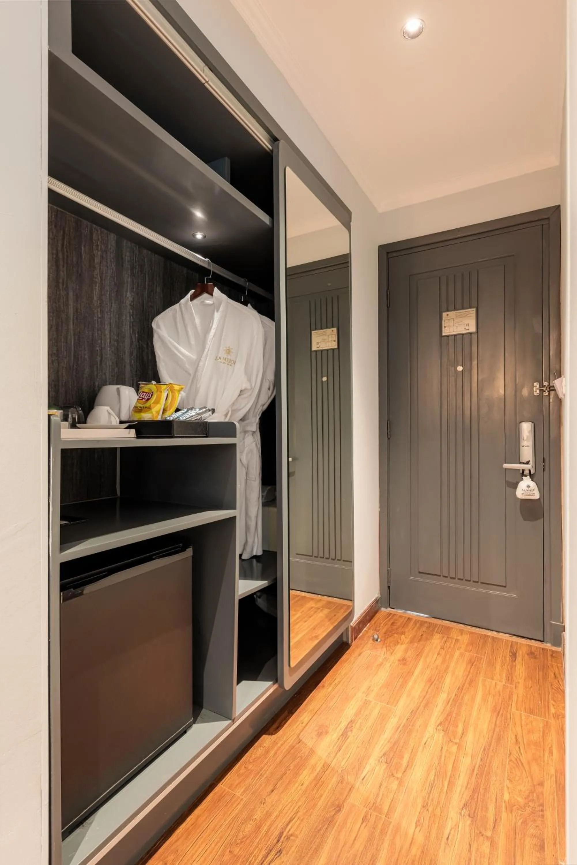 wardrobe in La Mejor Hotel & Sky Bar