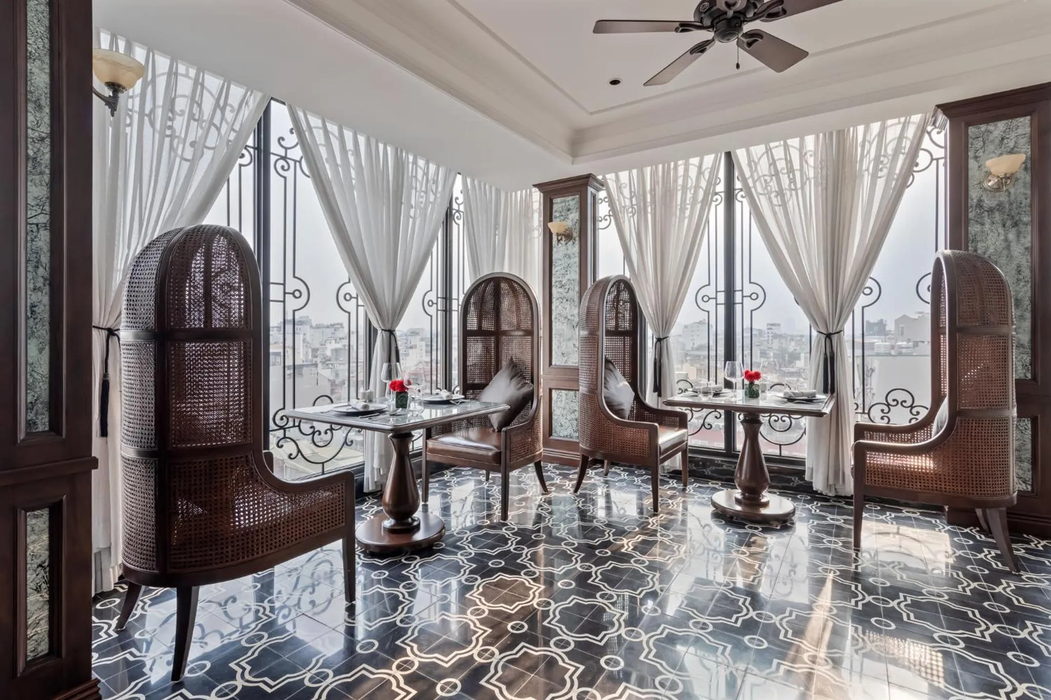 Dining area in La Mejor Hotel & Sky Bar