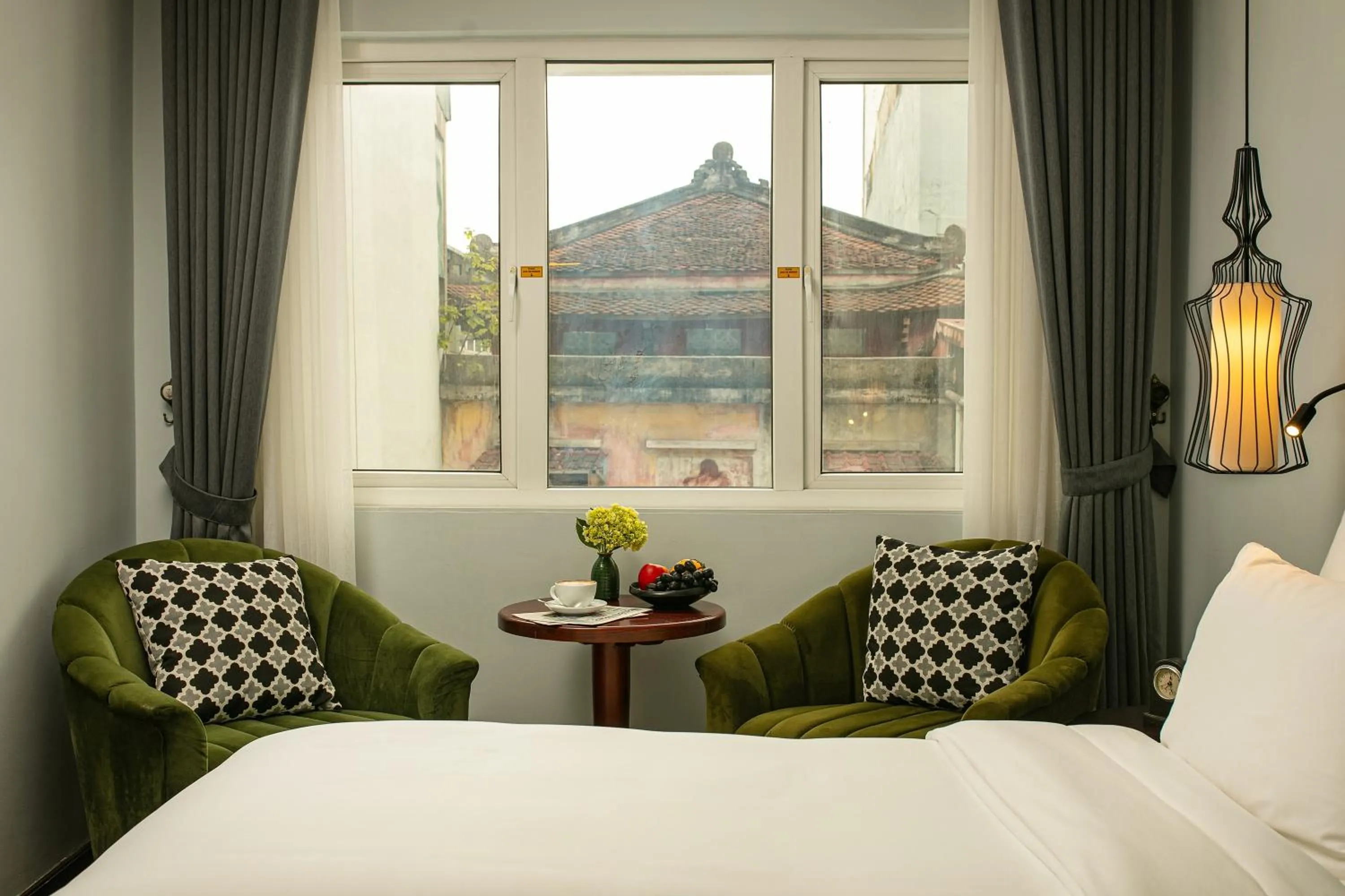 Seating area, Bed in La Mejor Hotel & Sky Bar