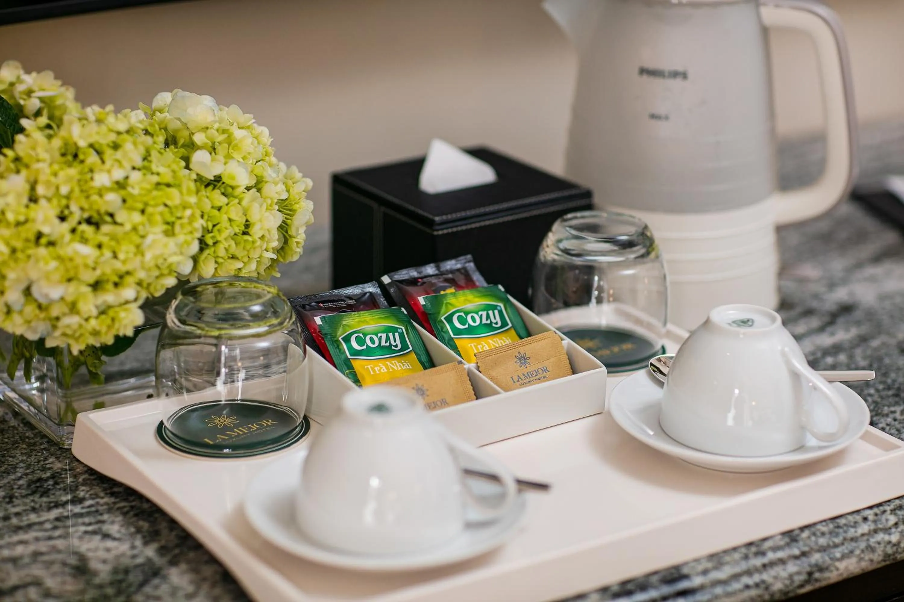 Coffee/tea facilities in La Mejor Hotel & Sky Bar