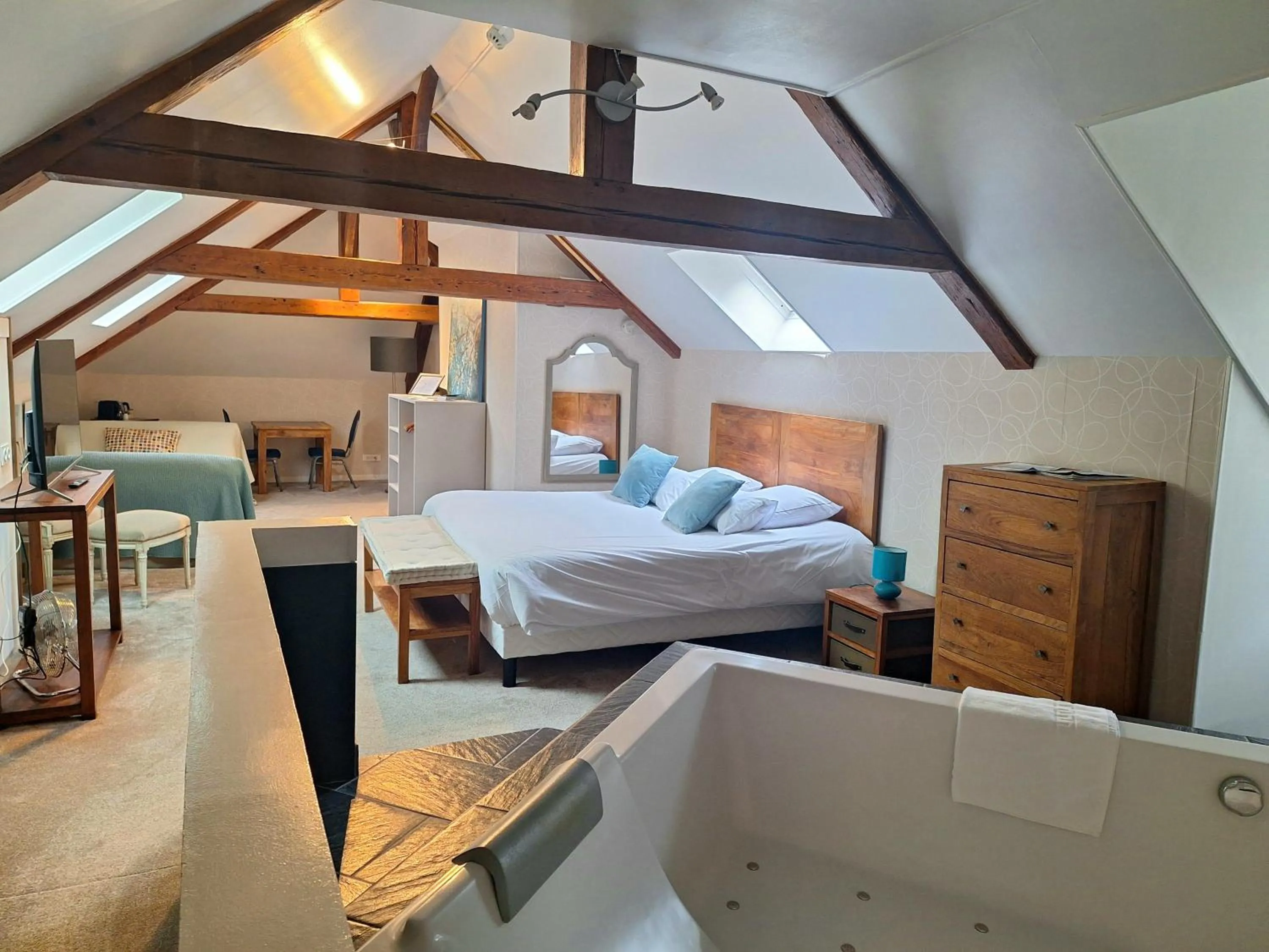 Hot Tub, Bed in Domaine de Joinville