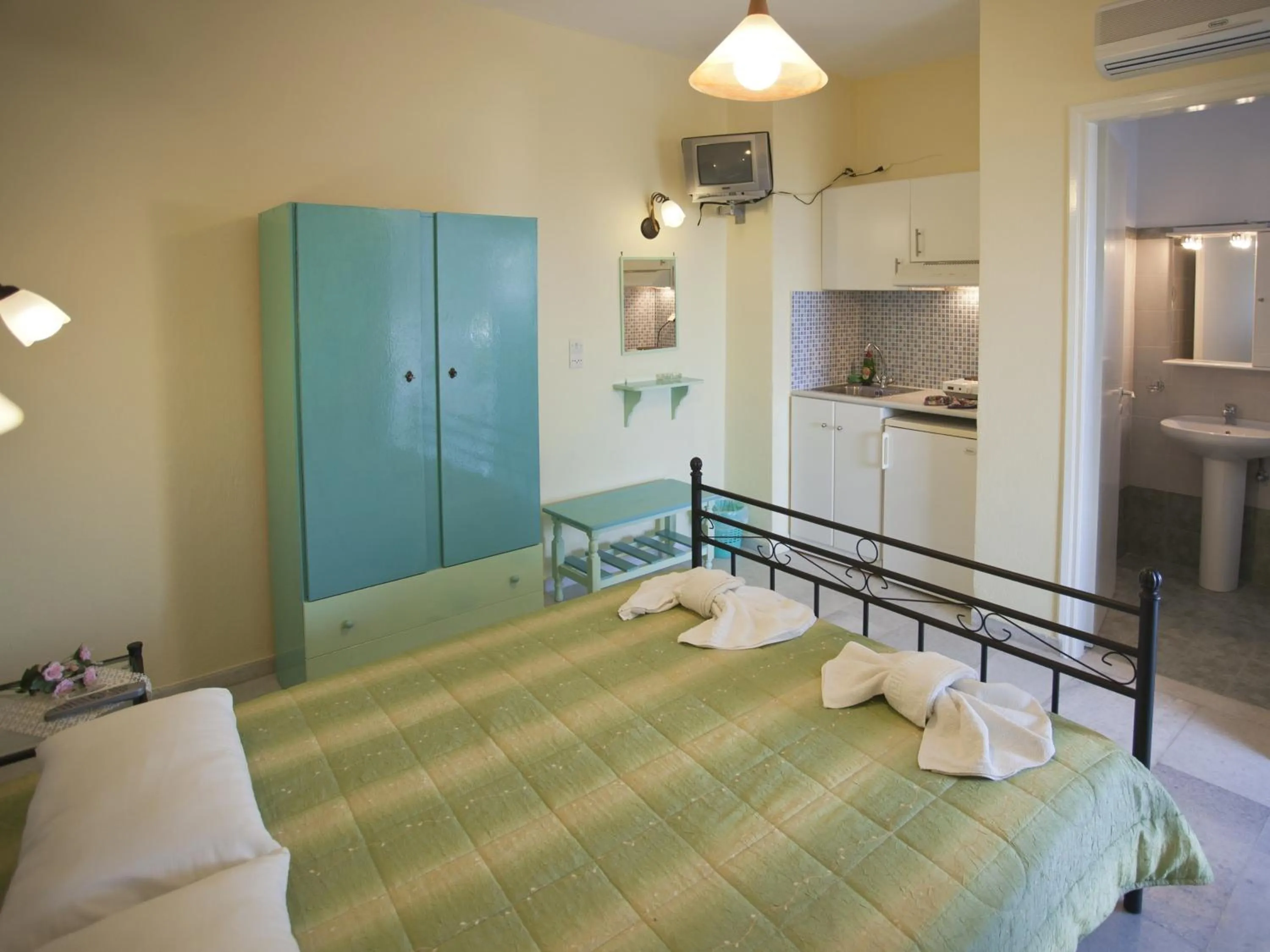 Bedroom, Bed in Koulas Pension - Red Lake