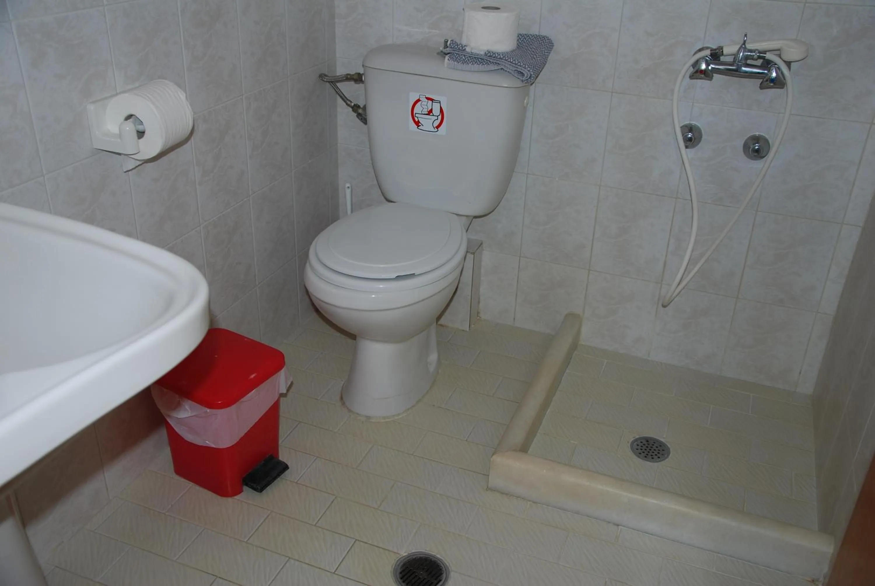 Toilet in Koulas Pension - Red Lake
