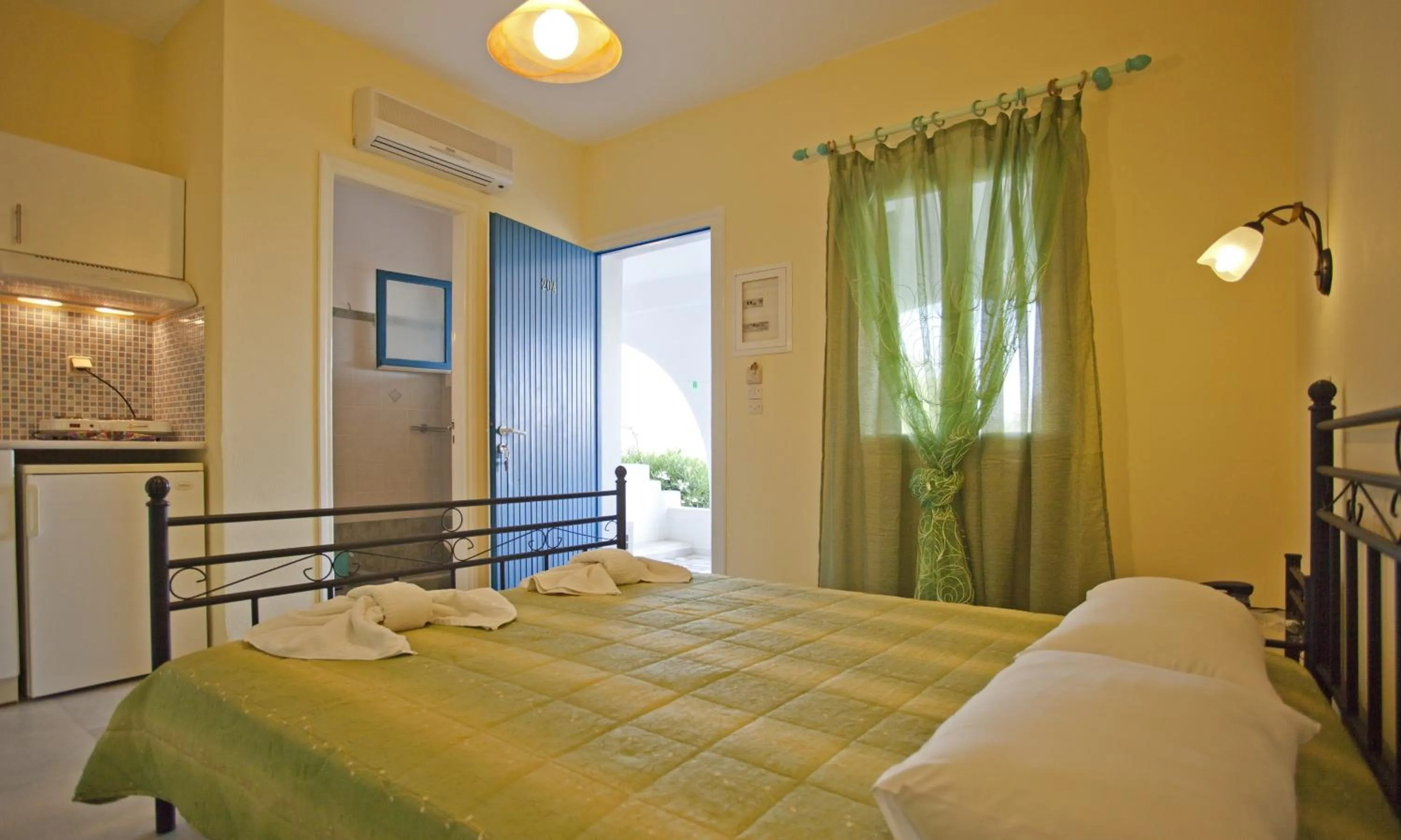 Bedroom, Bed in Koulas Pension - Red Lake