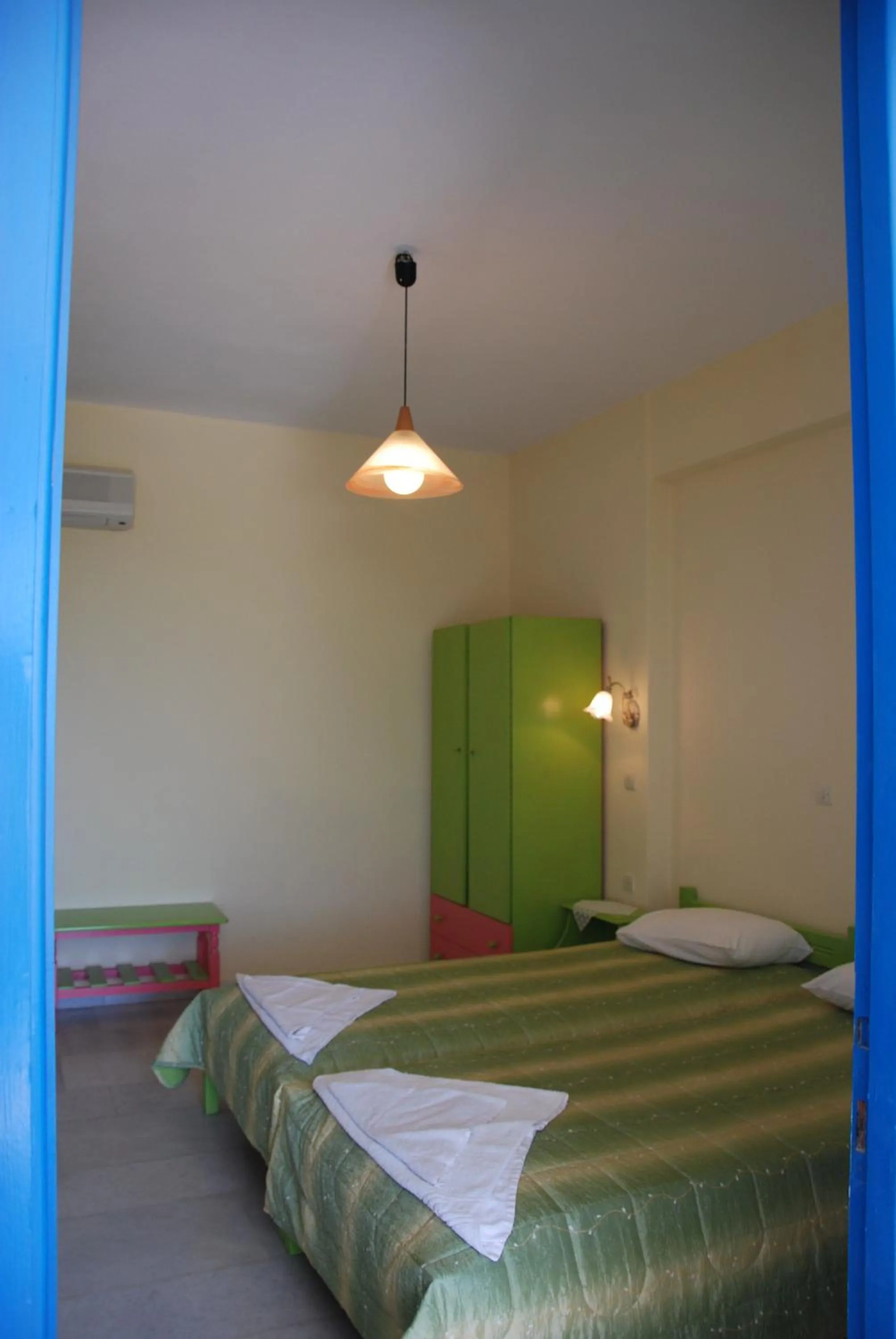 Bedroom, Bed in Koulas Pension - Red Lake