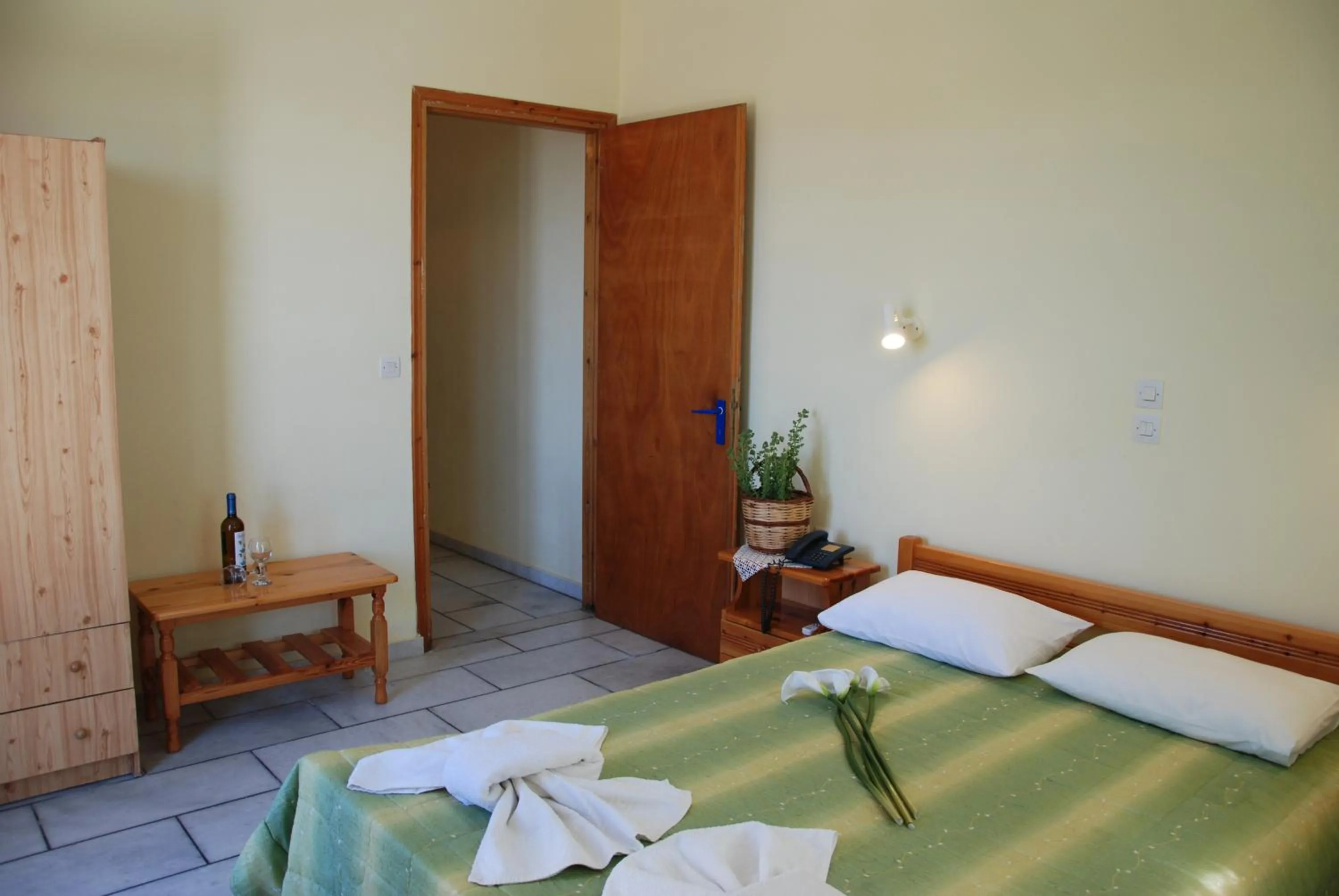 Bedroom, Bed in Koulas Pension - Red Lake