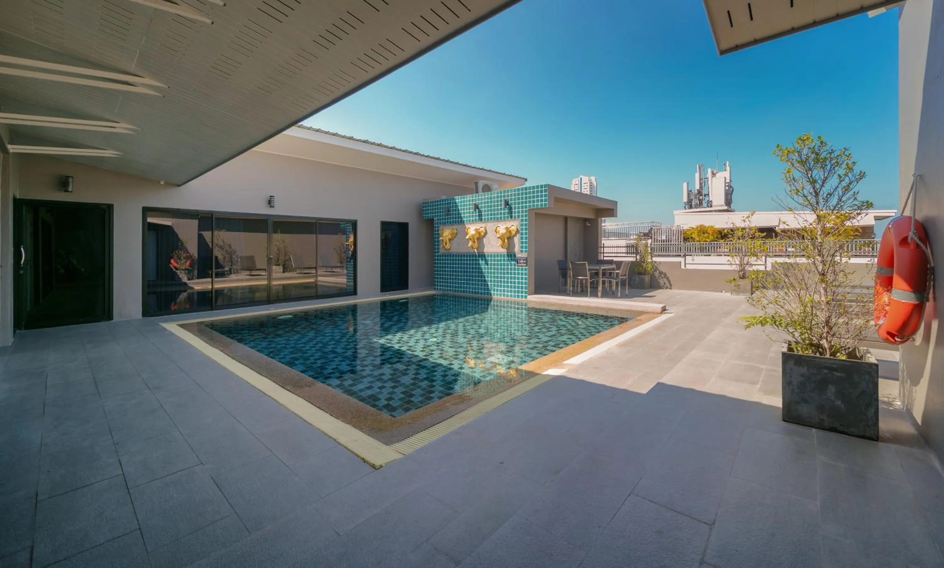 Swimming pool in Gu Hotel Patong