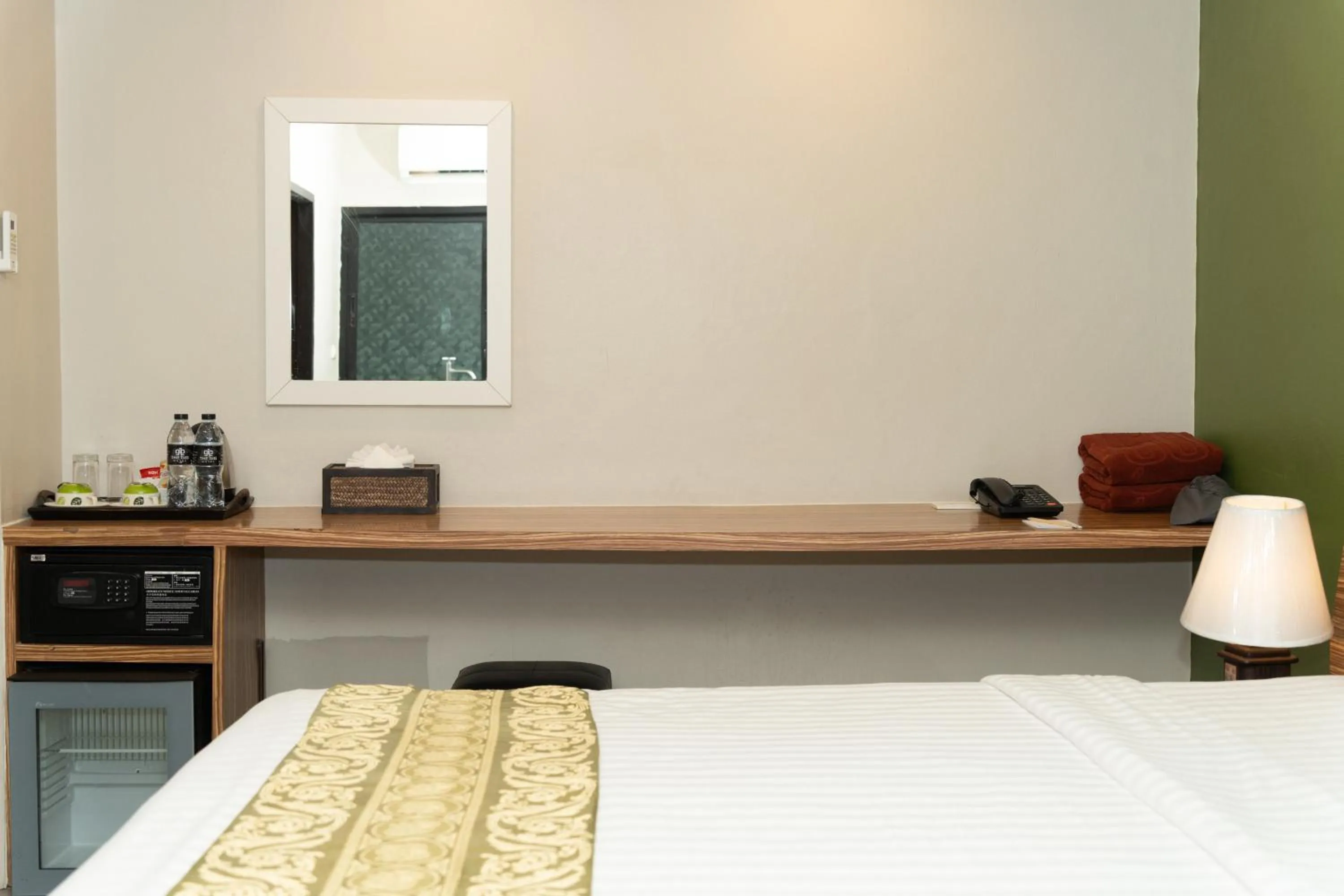 safe, Bed in Gu Hotel Patong