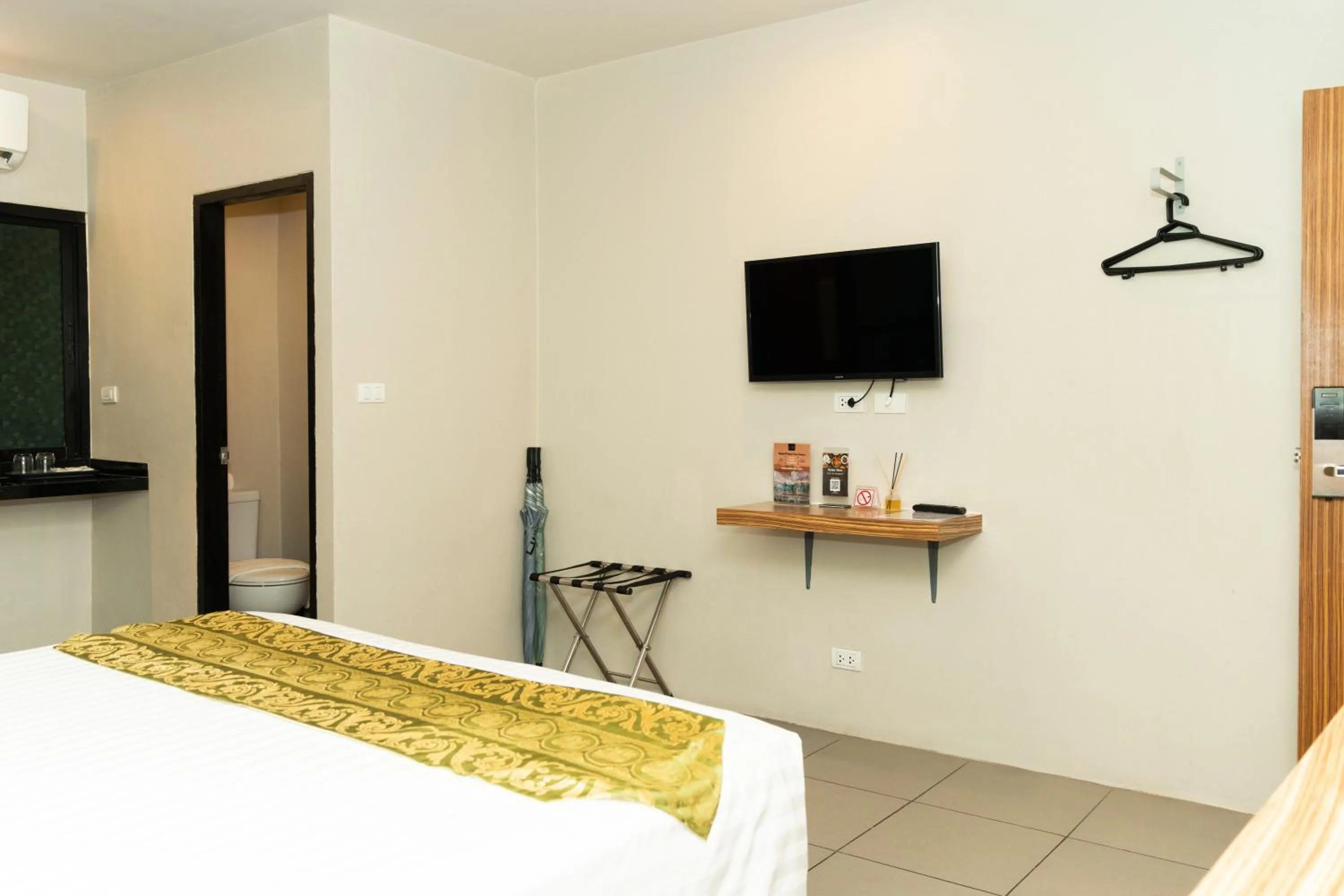 Property building, Bed in Gu Hotel Patong