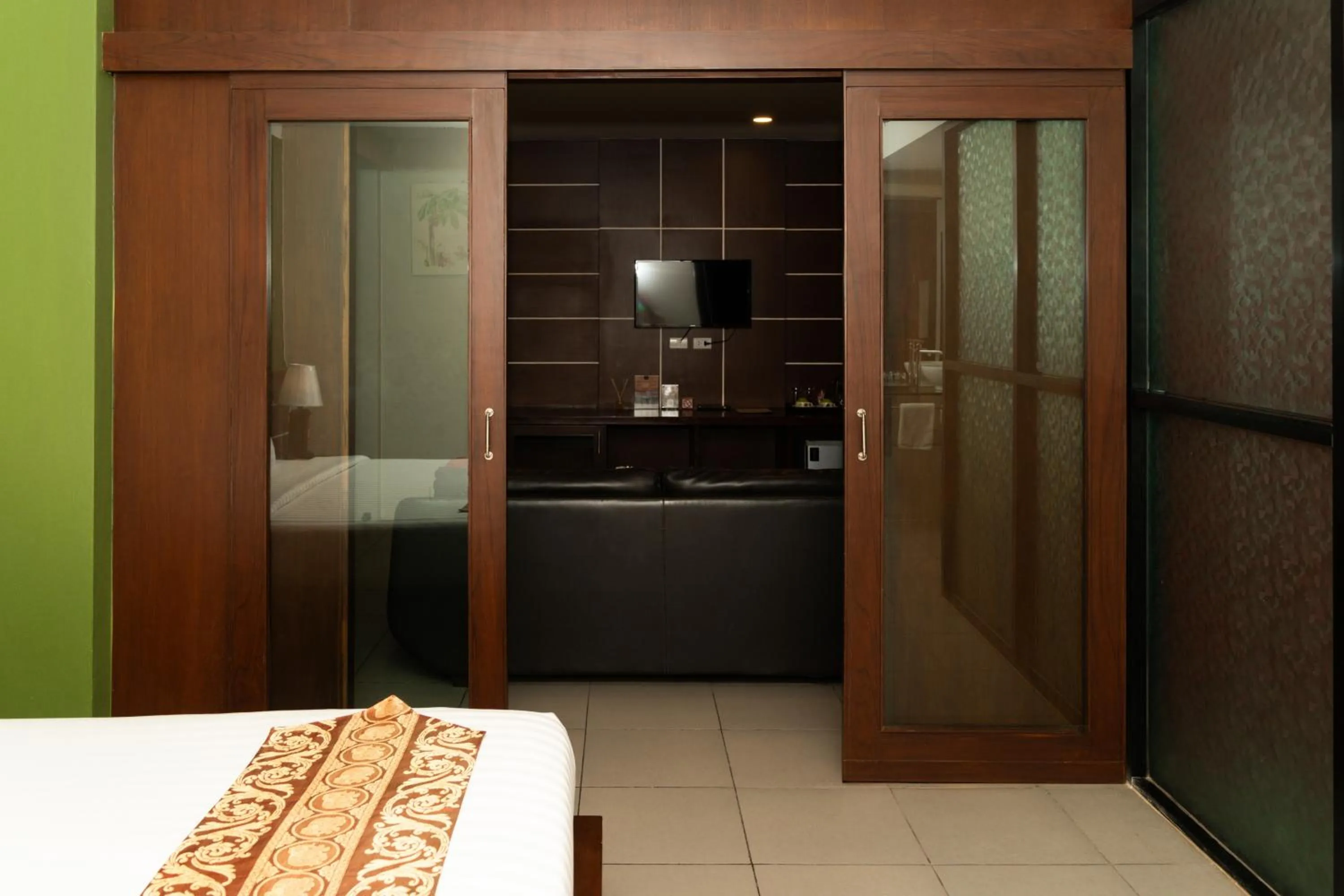 Property building, Bed in Gu Hotel Patong