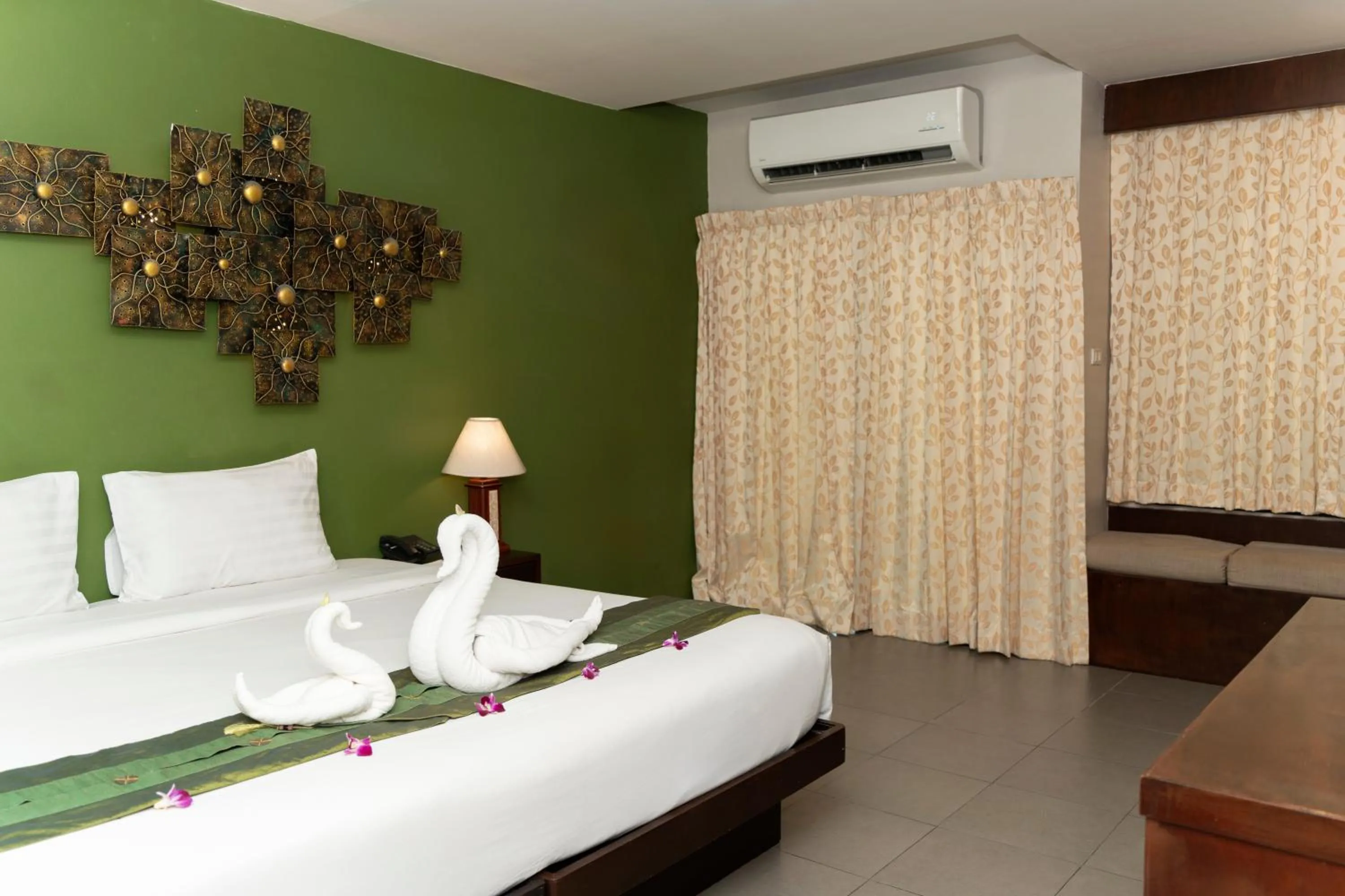 Property building, Bed in Gu Hotel Patong