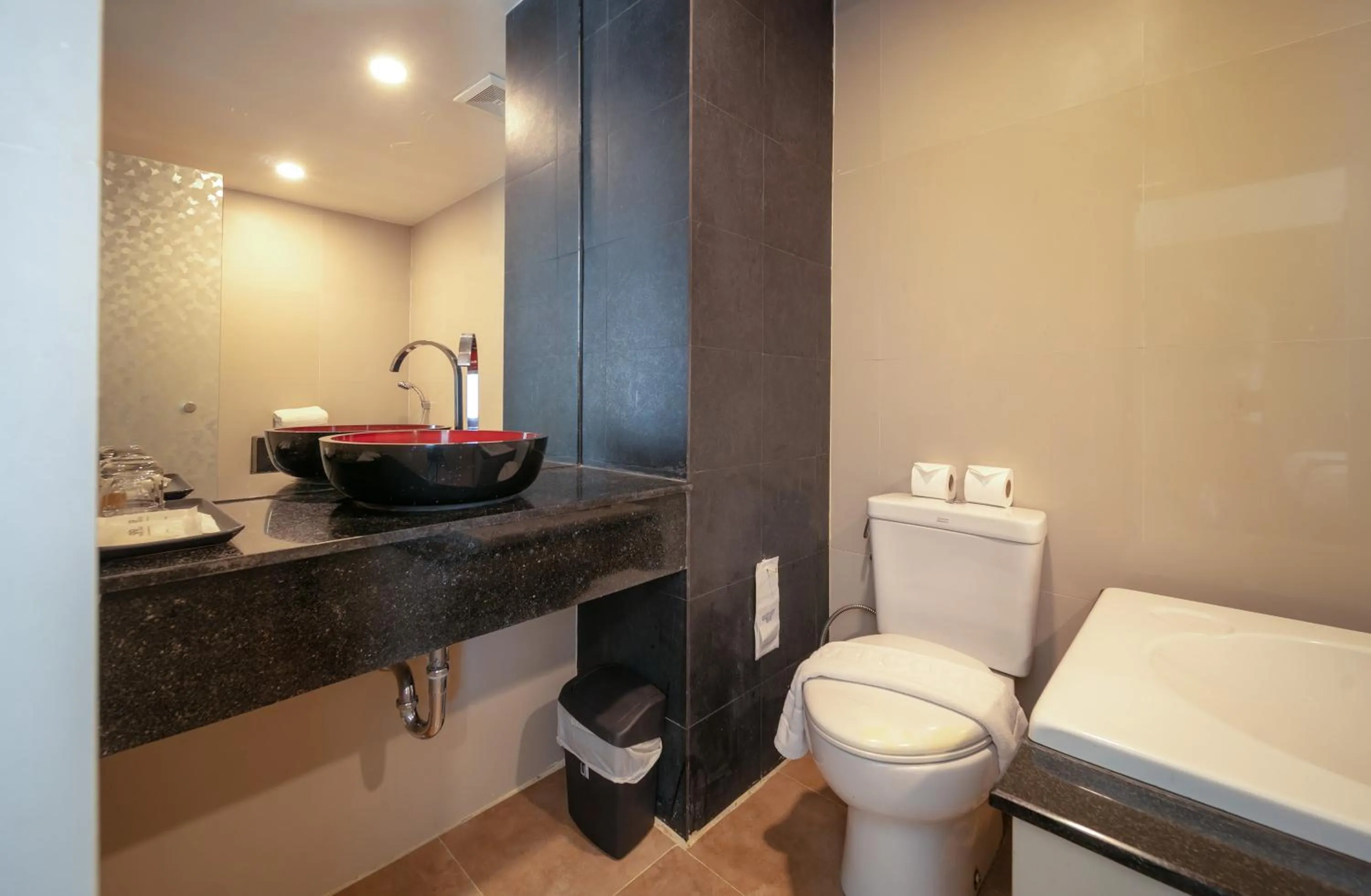 Toilet in Gu Hotel Patong