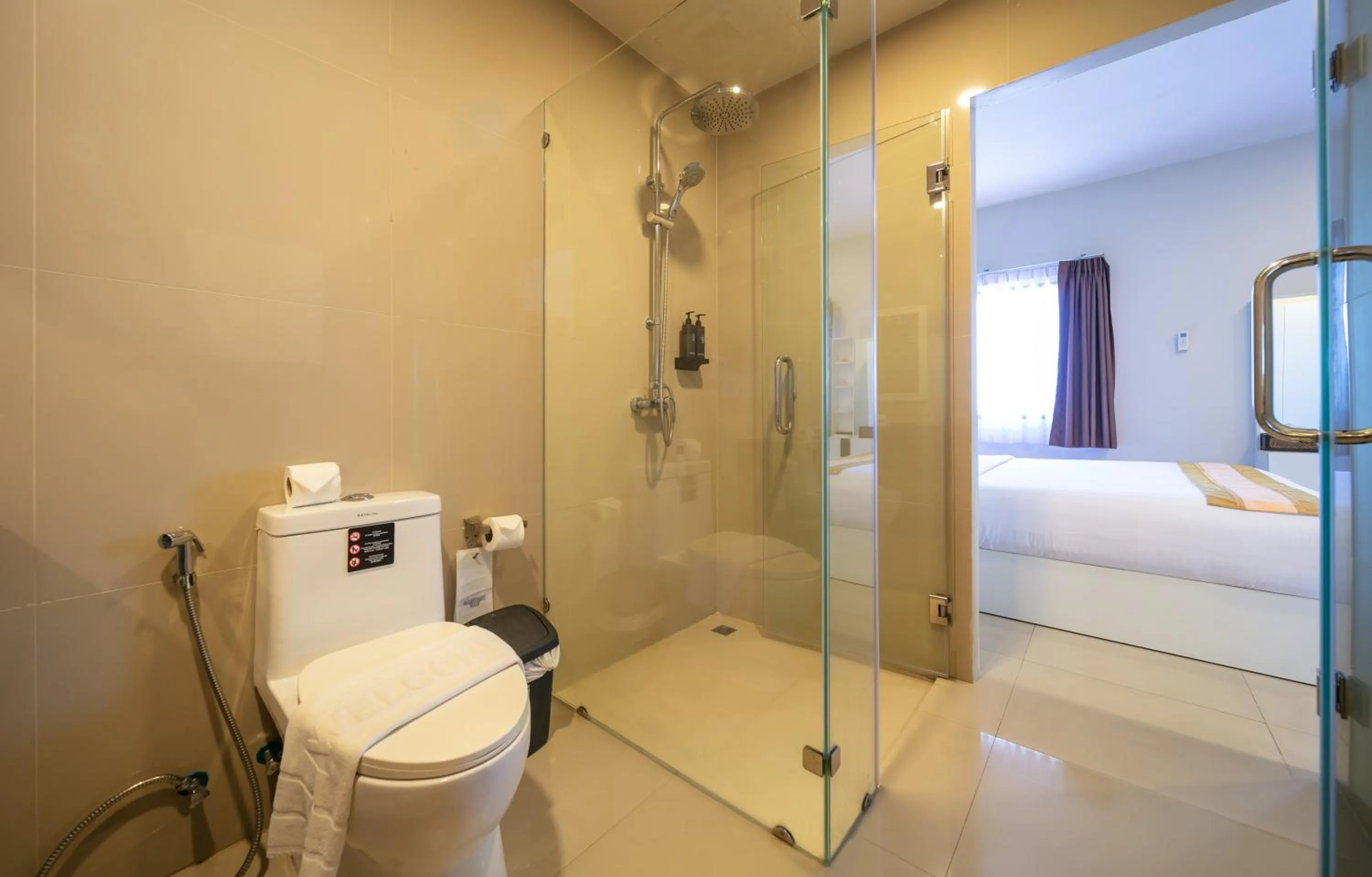 Shower in Gu Hotel Patong