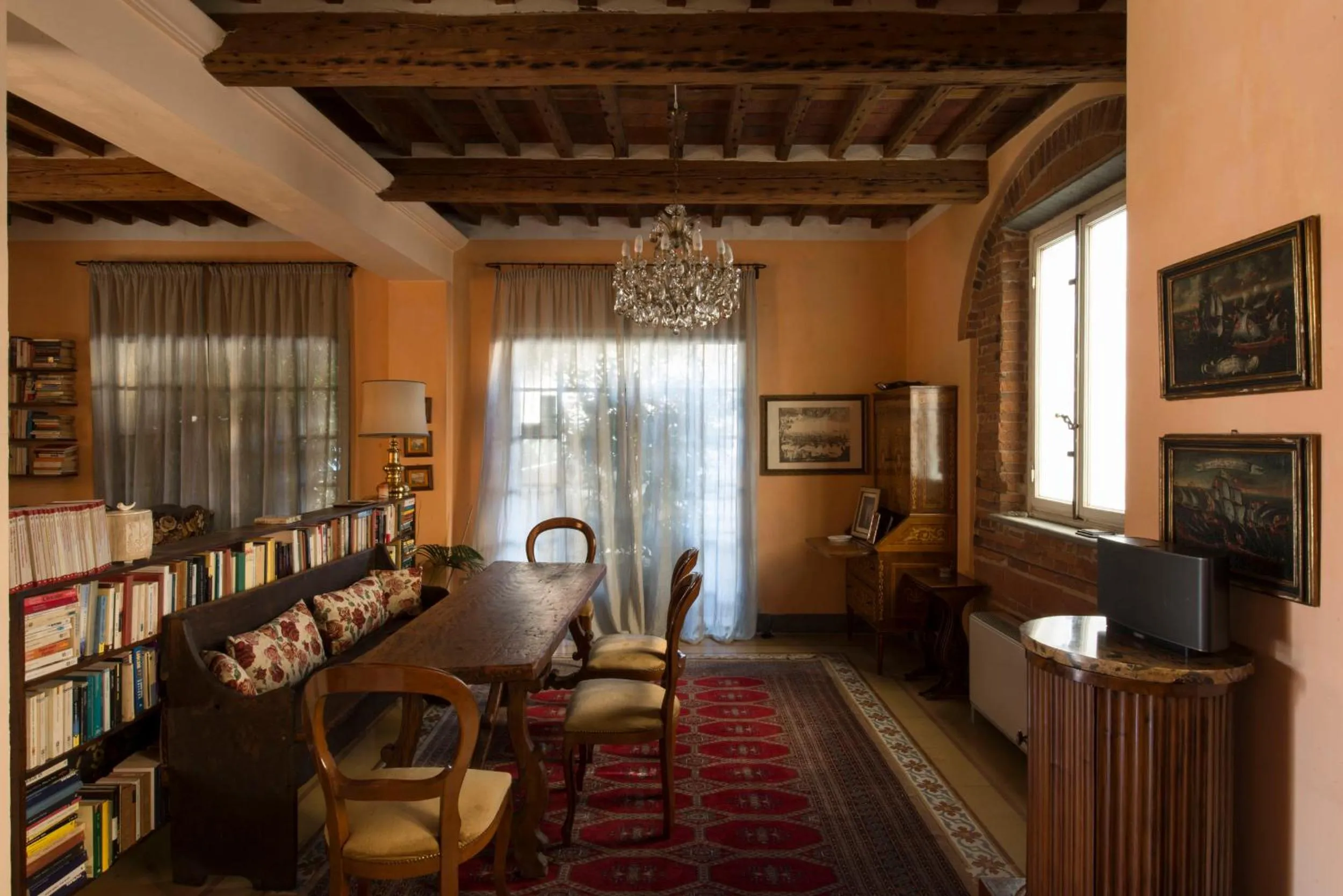 Communal lounge/ TV room in Al Porto Di Lucca B&B