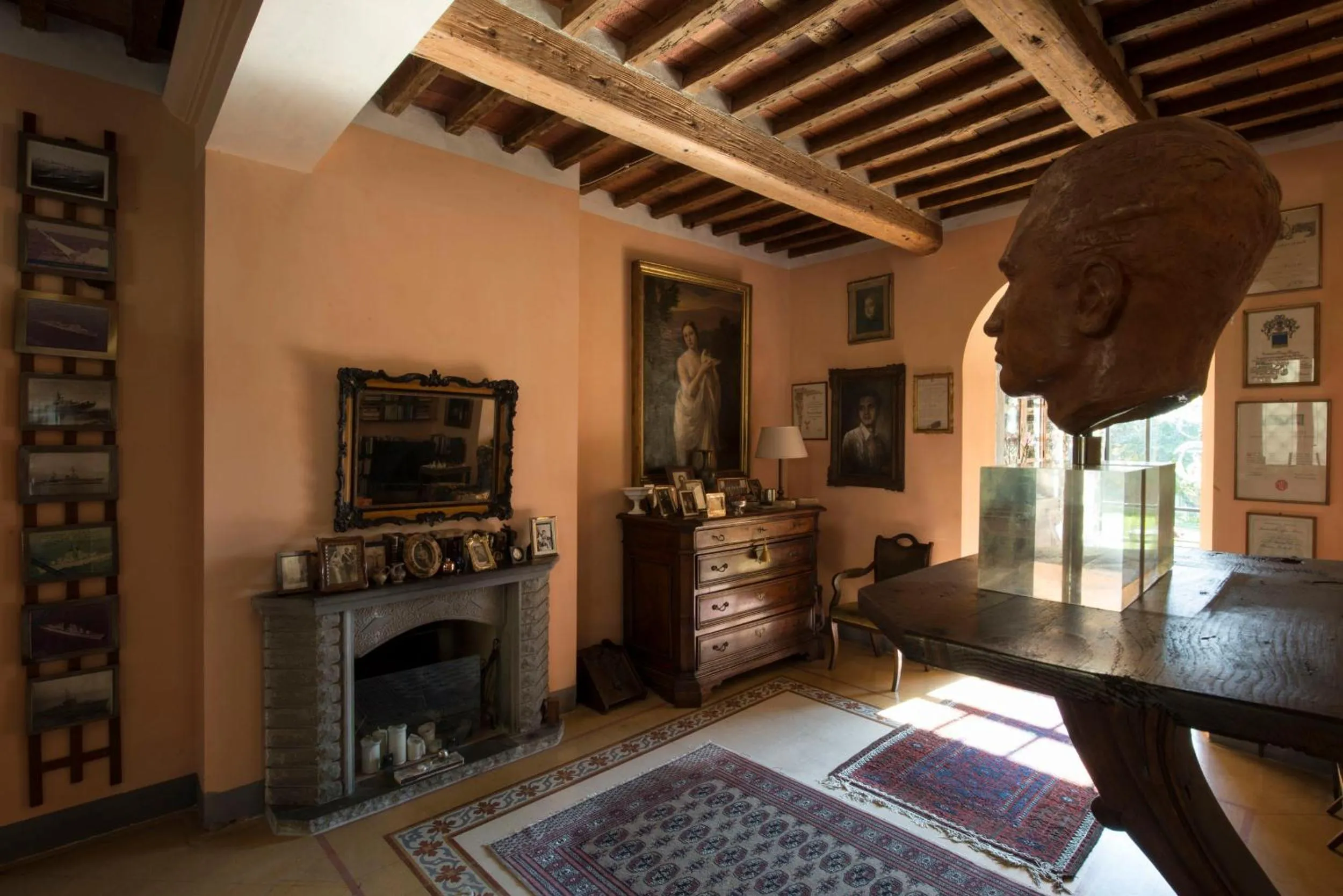 Communal lounge/ TV room in Al Porto Di Lucca B&B