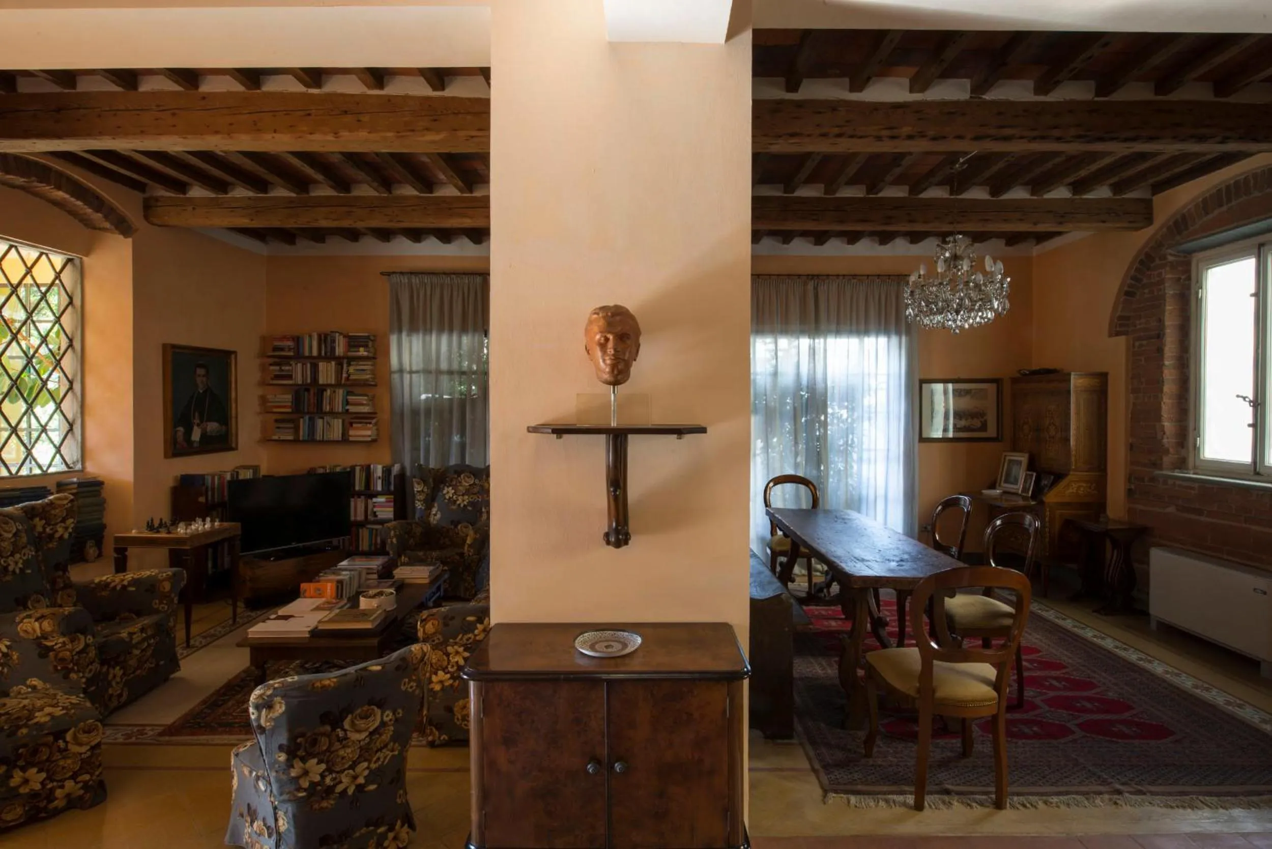 Communal lounge/ TV room in Al Porto Di Lucca B&B