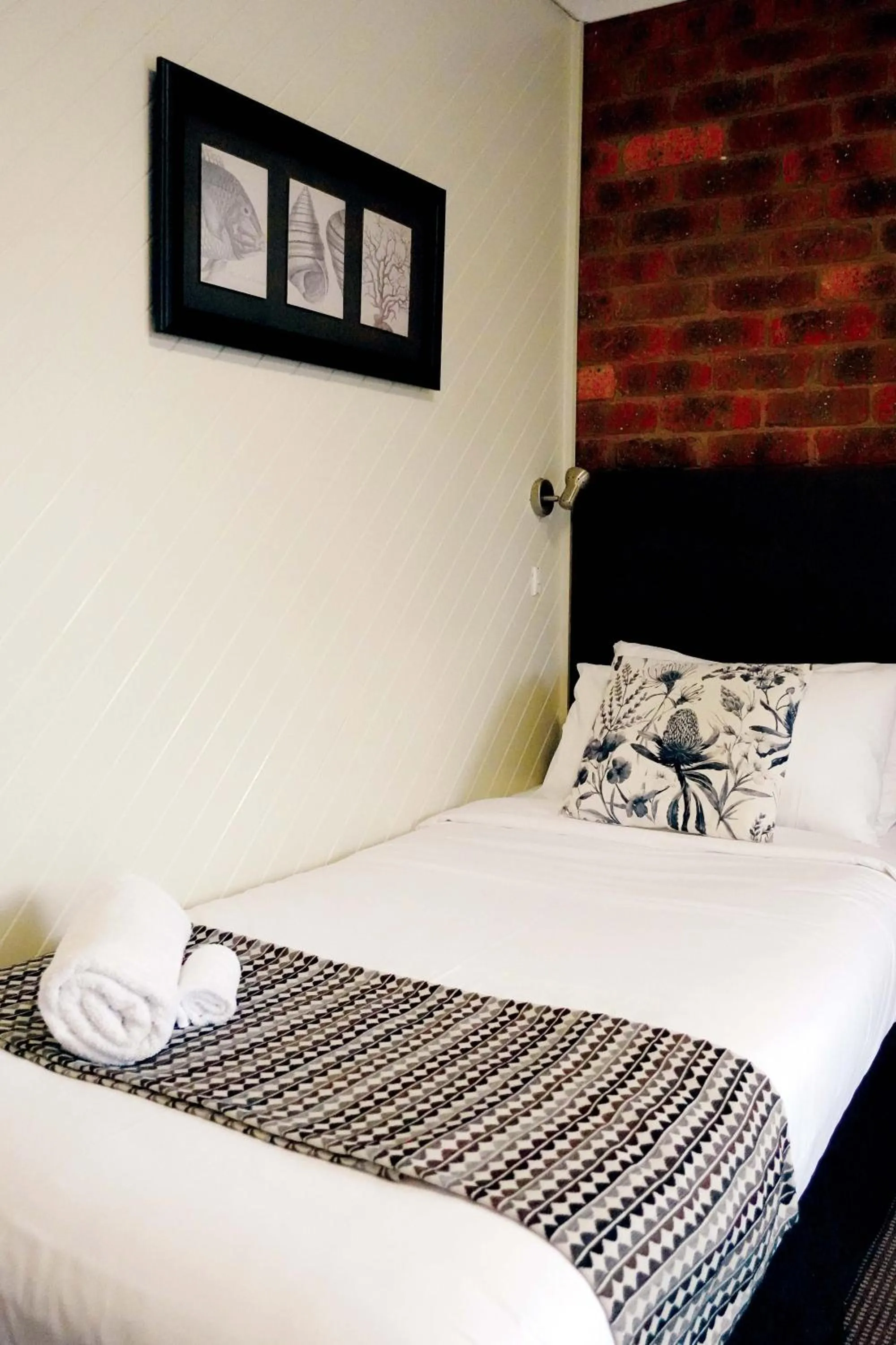 Bed in Admiral Motor Inn