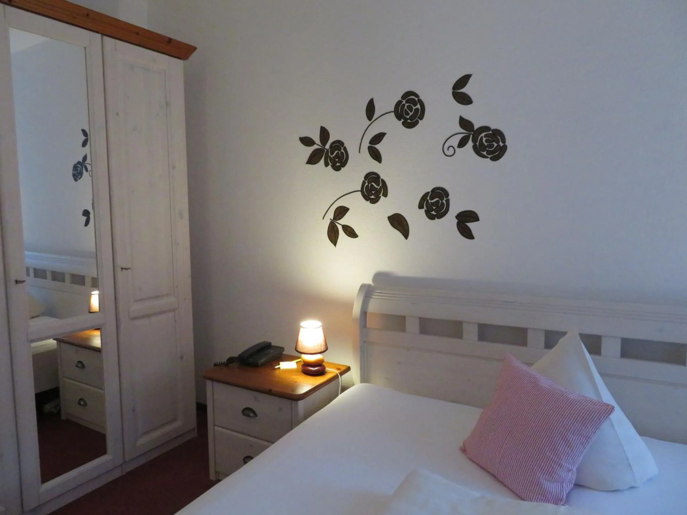 Photo of the whole room, Bed in Rhodaer Grund