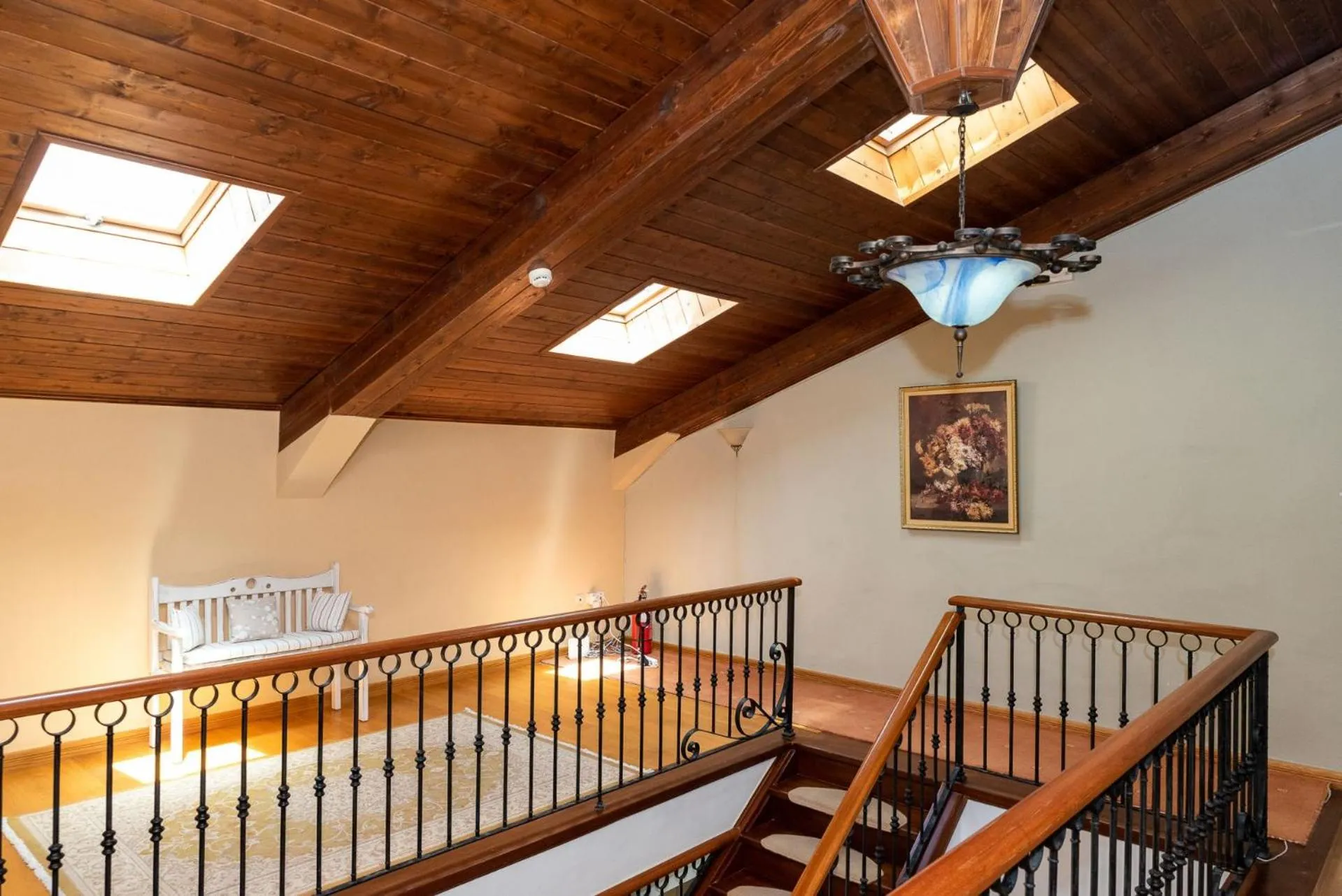 Seating area, Bed in Sourediko