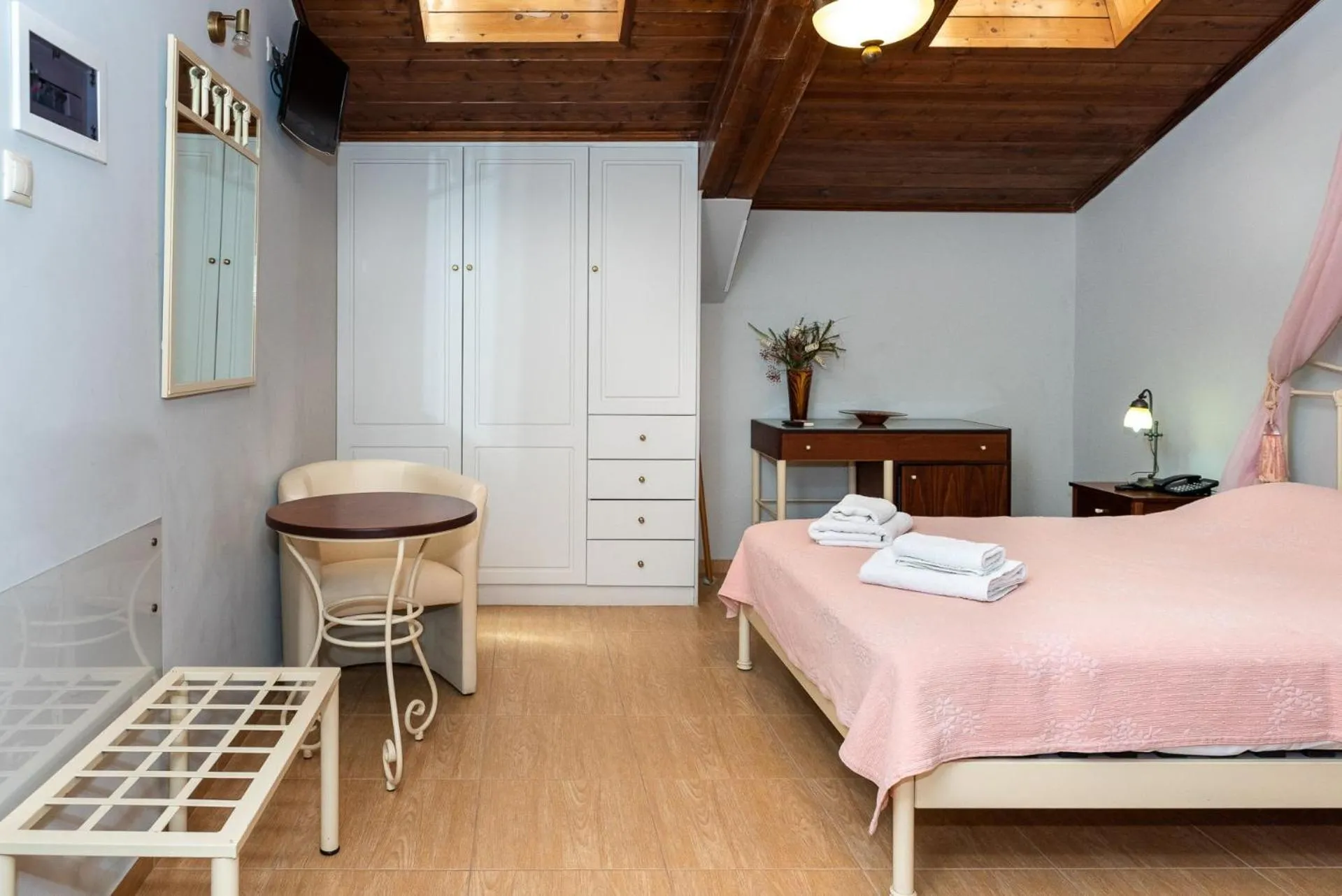 Photo of the whole room, Bed in Sourediko