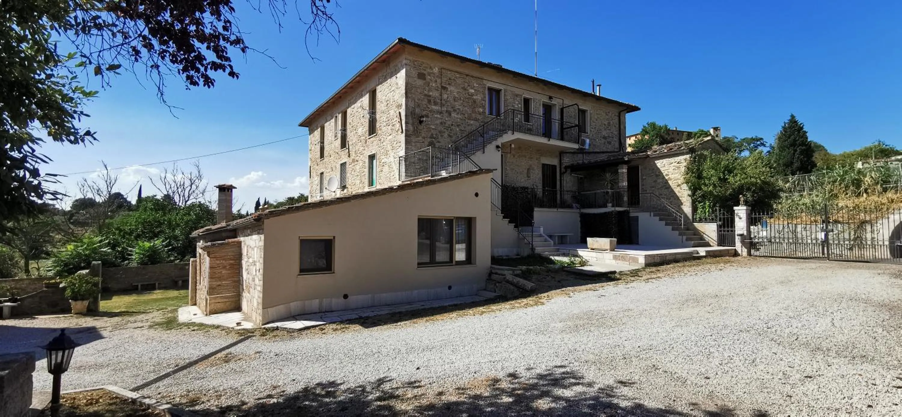 Night in San Paterno B&B